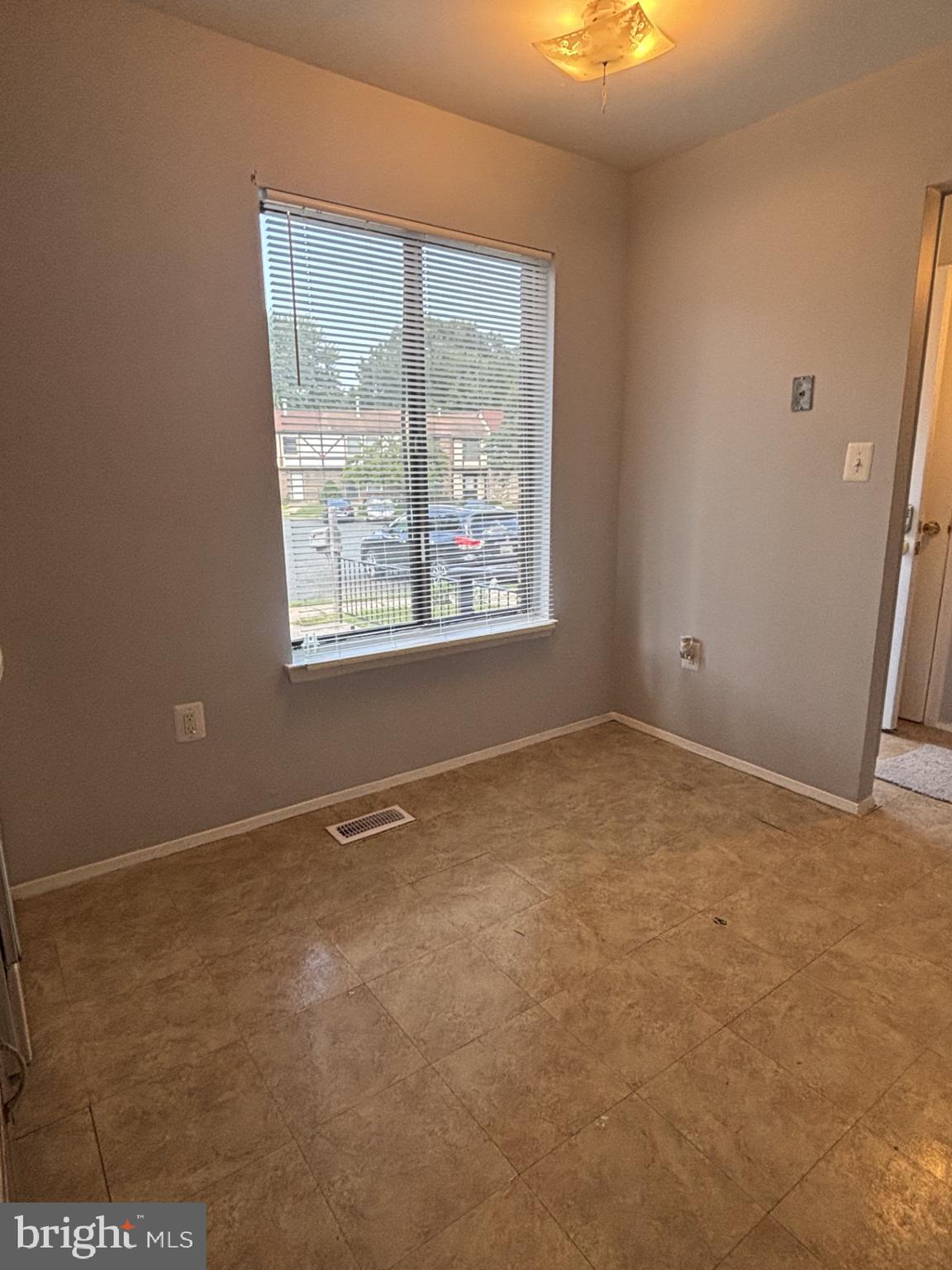 SEVEN COURTS - Residential Lease