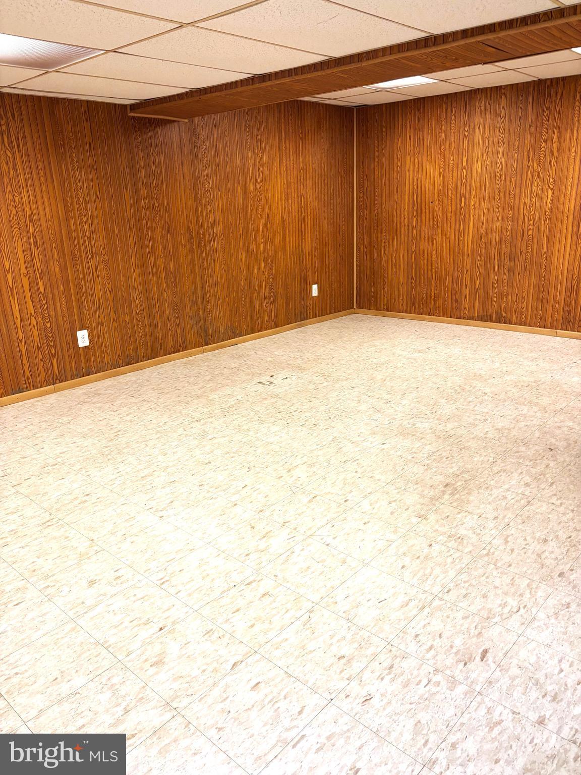 SEVEN COURTS - Residential Lease