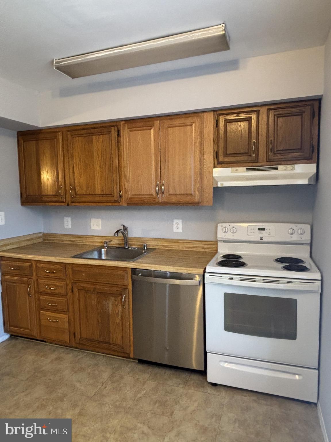 SEVEN COURTS - Residential Lease