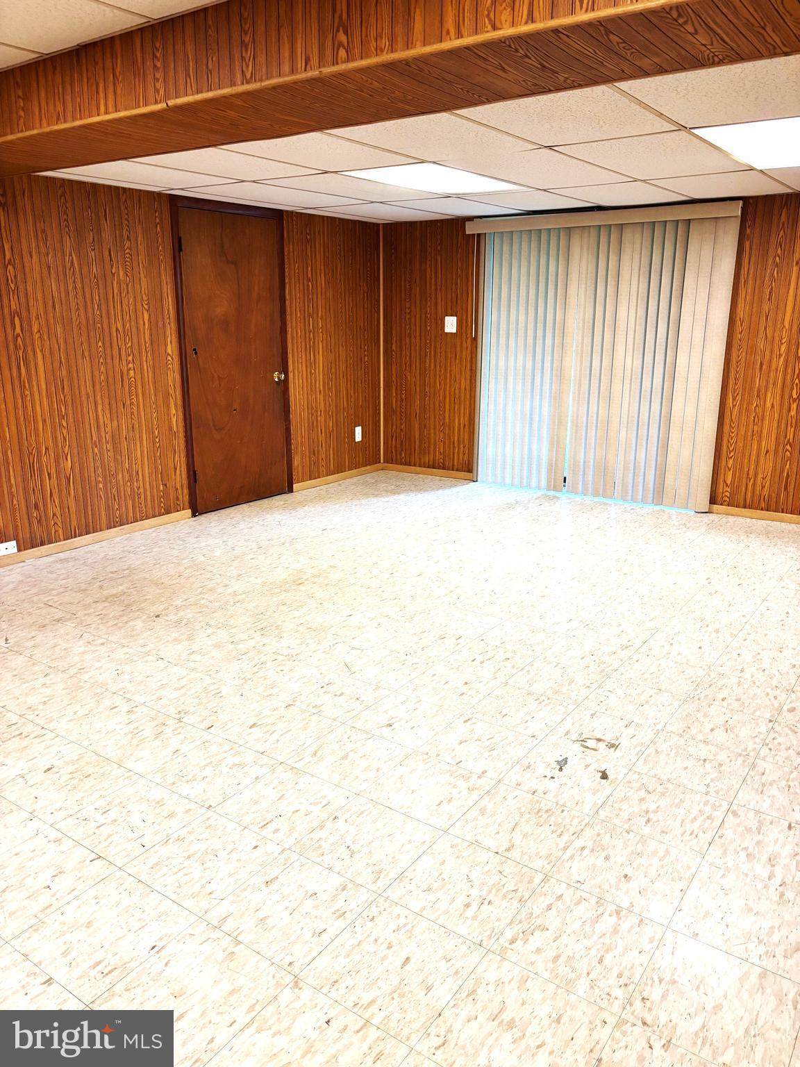 SEVEN COURTS - Residential Lease