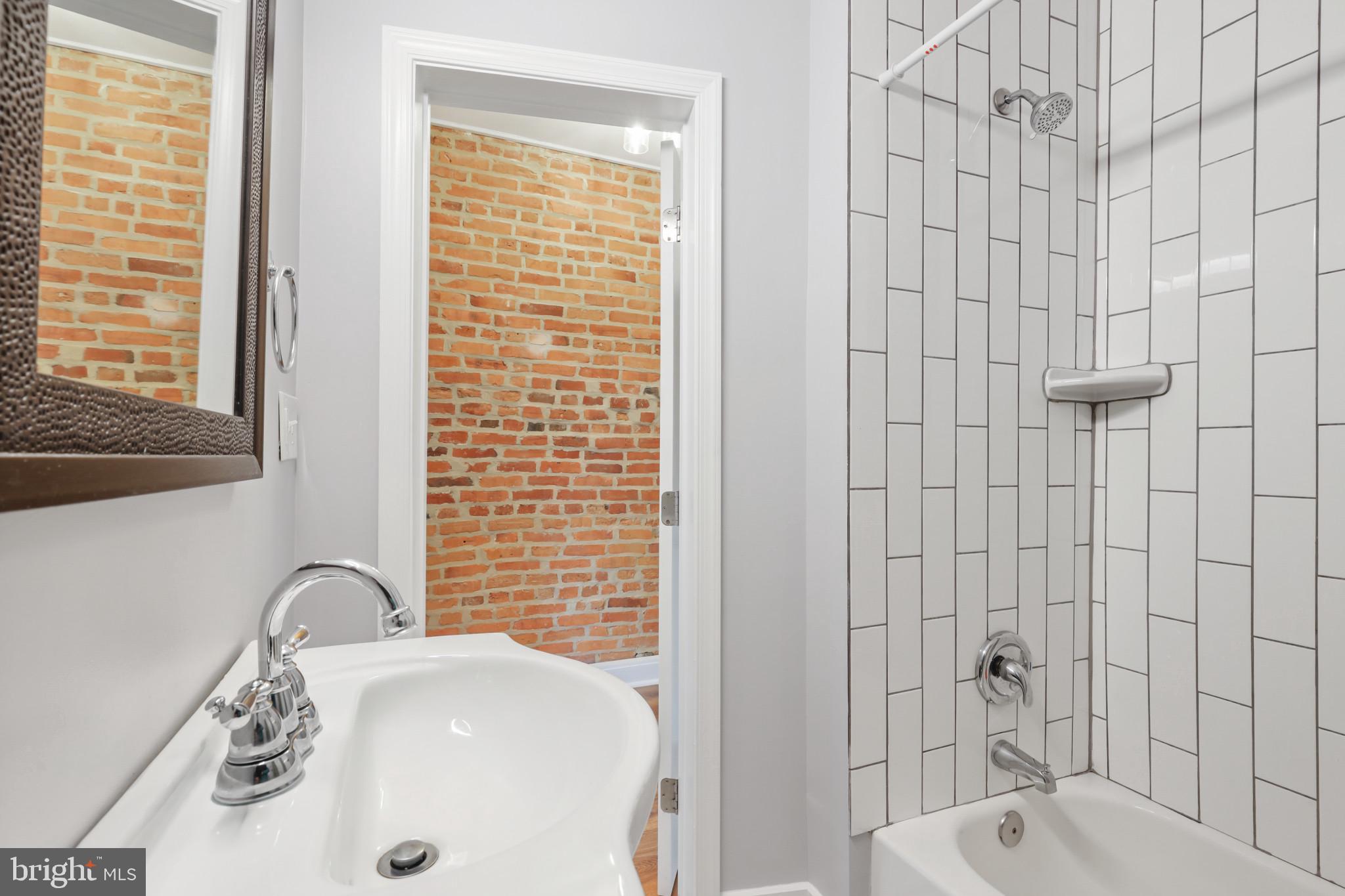 GREEKTOWN - Residential Lease