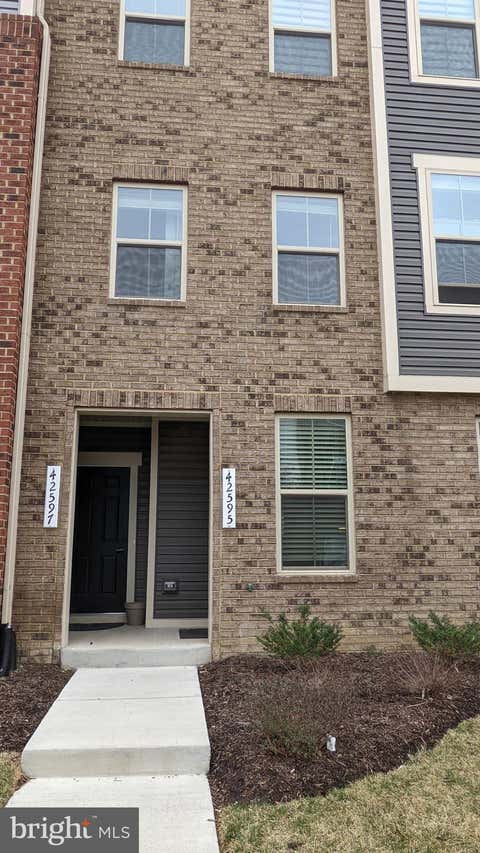 Townhouse For Rent - 42595 Burbank Terrace<br/> STERLING, VA 20166