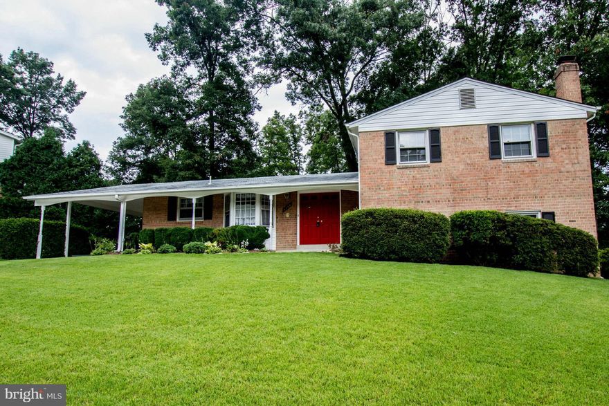 REDUCED  FOR QUICK SALE!! Large private fenced back yard,large storage shed with electricity, close to Orange Hunt Elementary School. 4 level home that has it all! Large Storage area in LL basement. Large family room  with fireplace. Den/fourth bedroom  LL with full bath and utility area. Hardwood in Living and dining areas. Settlement Springburke Title intercom "as is", work bench.does not convey