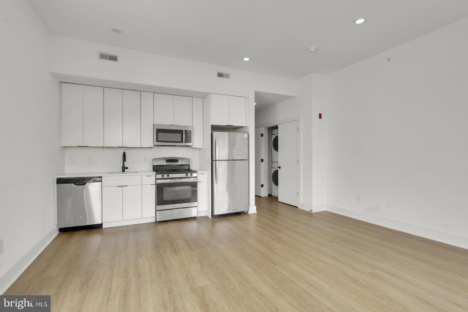 DICKINSON NARROWS - Residential Lease