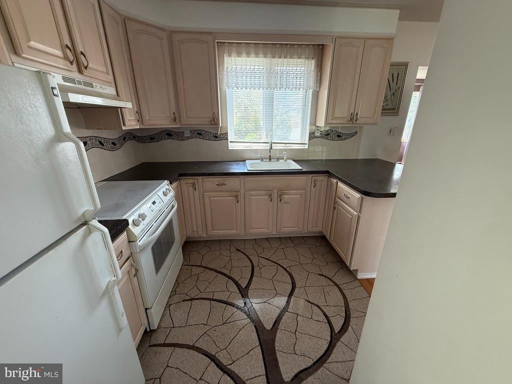 7639 LAKE SHORE DRIVE