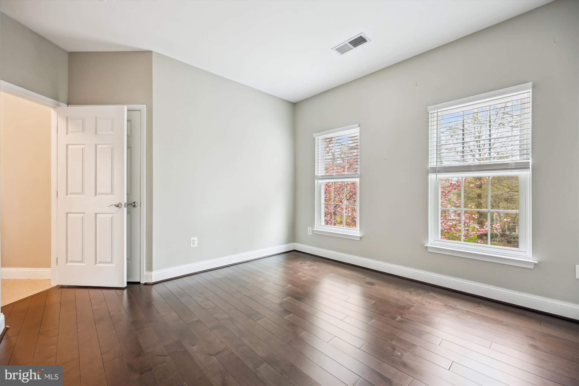 KINGS CROSSING - Residential