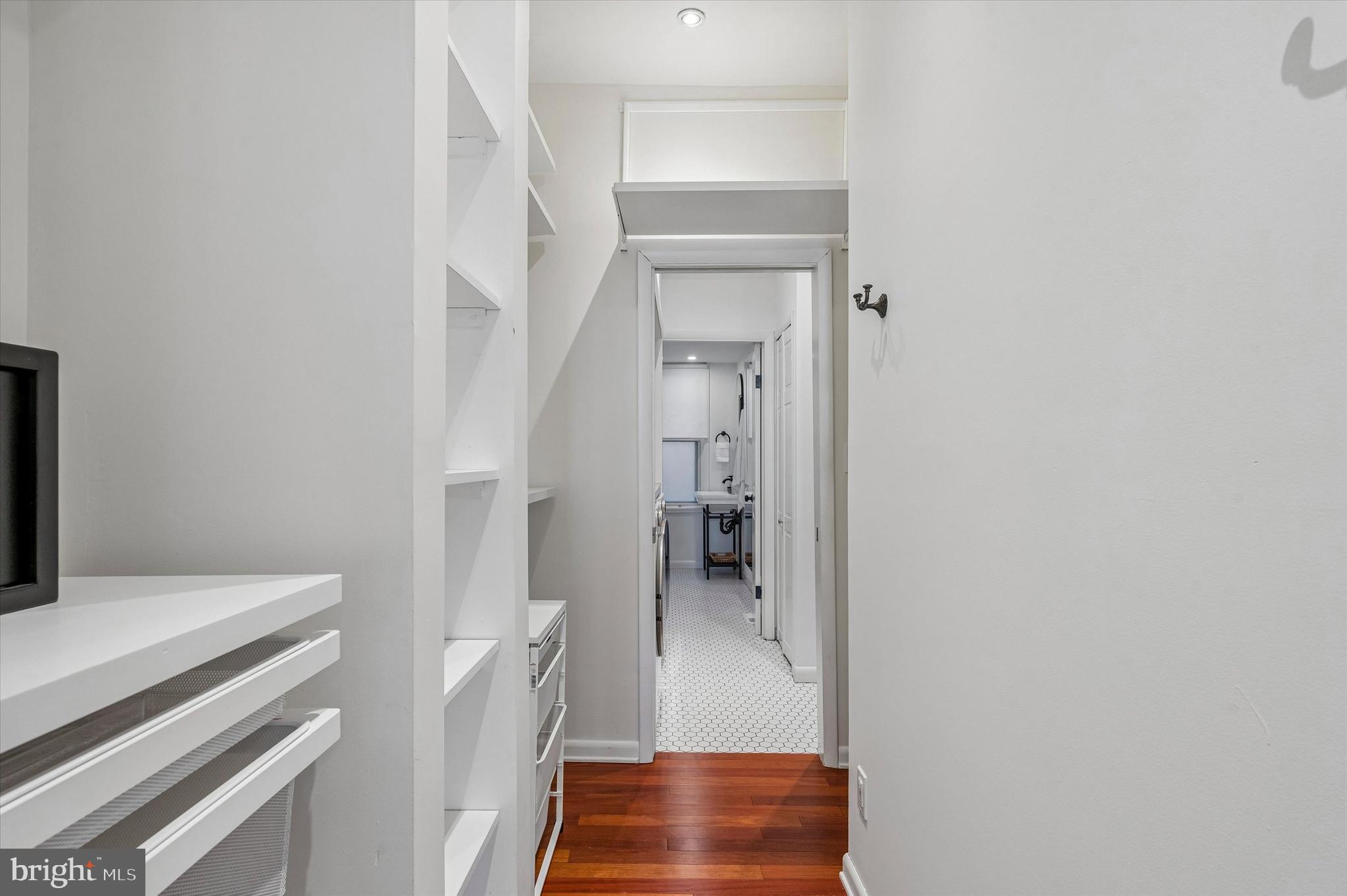 QUEEN VILLAGE - Residential