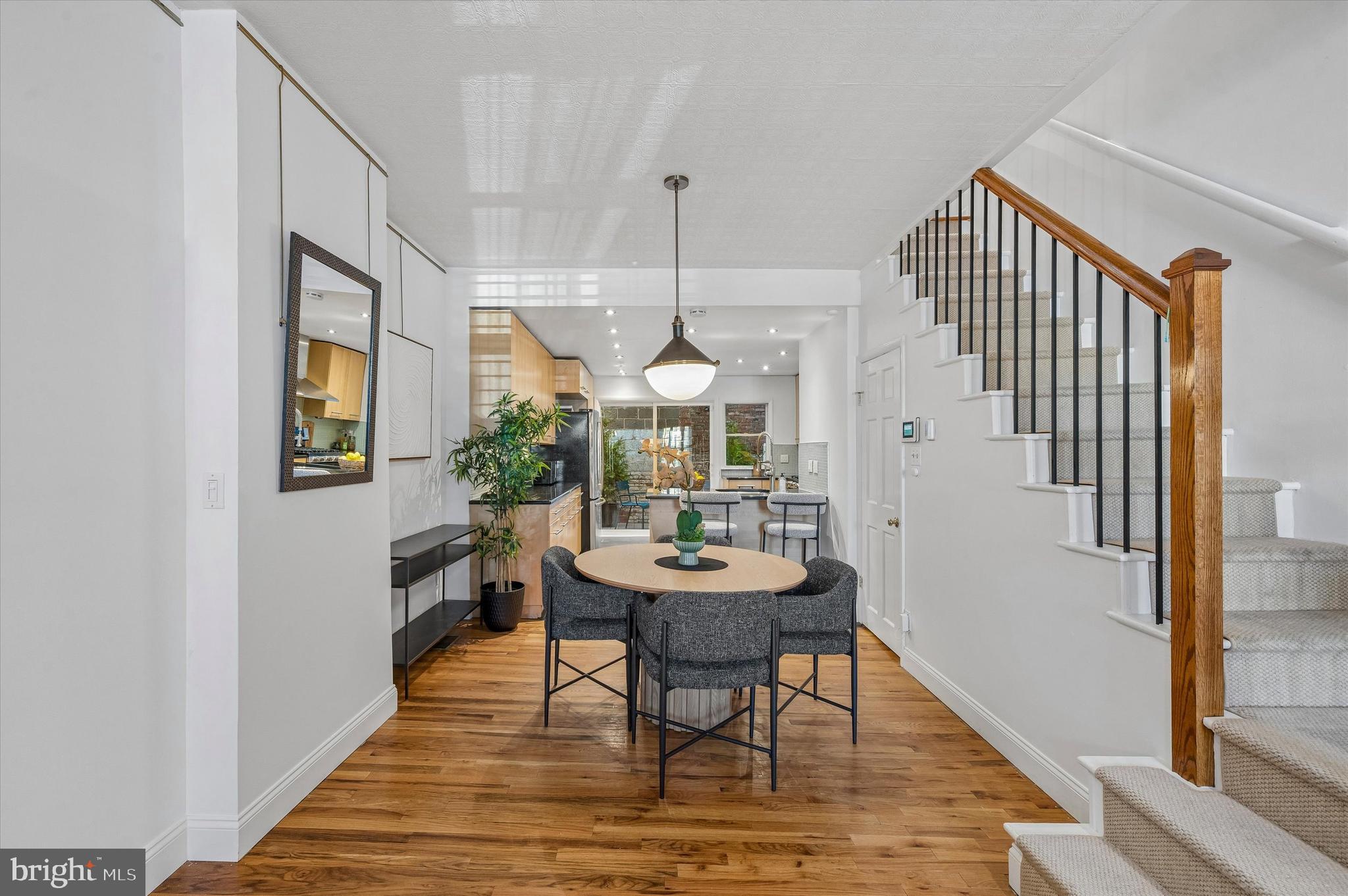 QUEEN VILLAGE - Residential