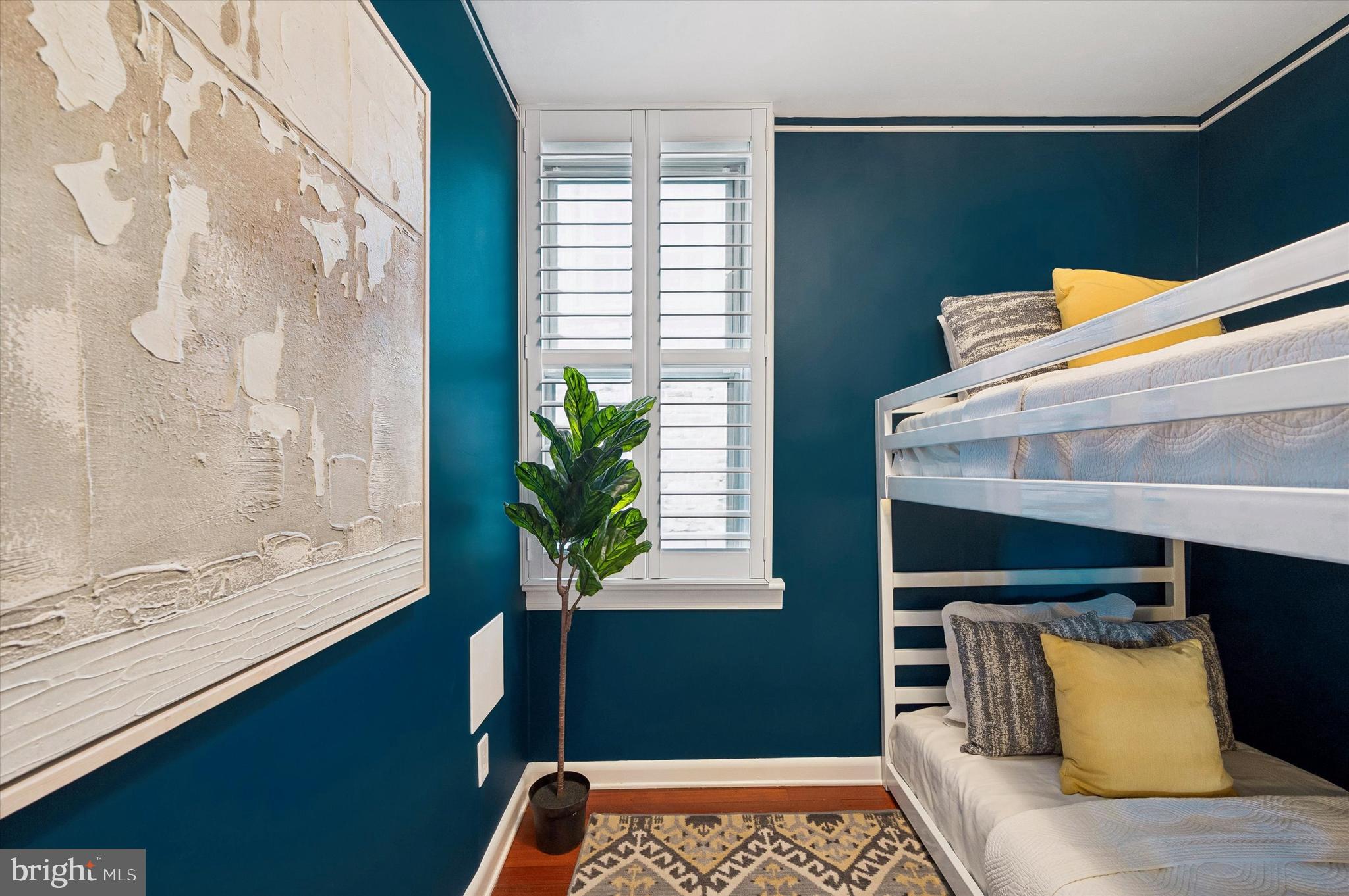 QUEEN VILLAGE - Residential