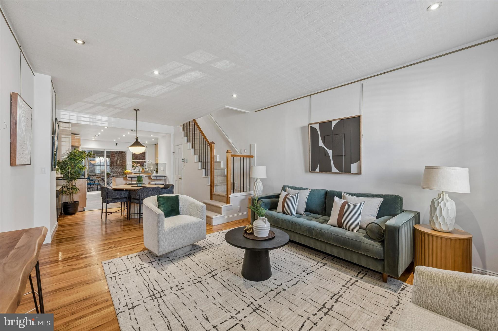 QUEEN VILLAGE - Residential