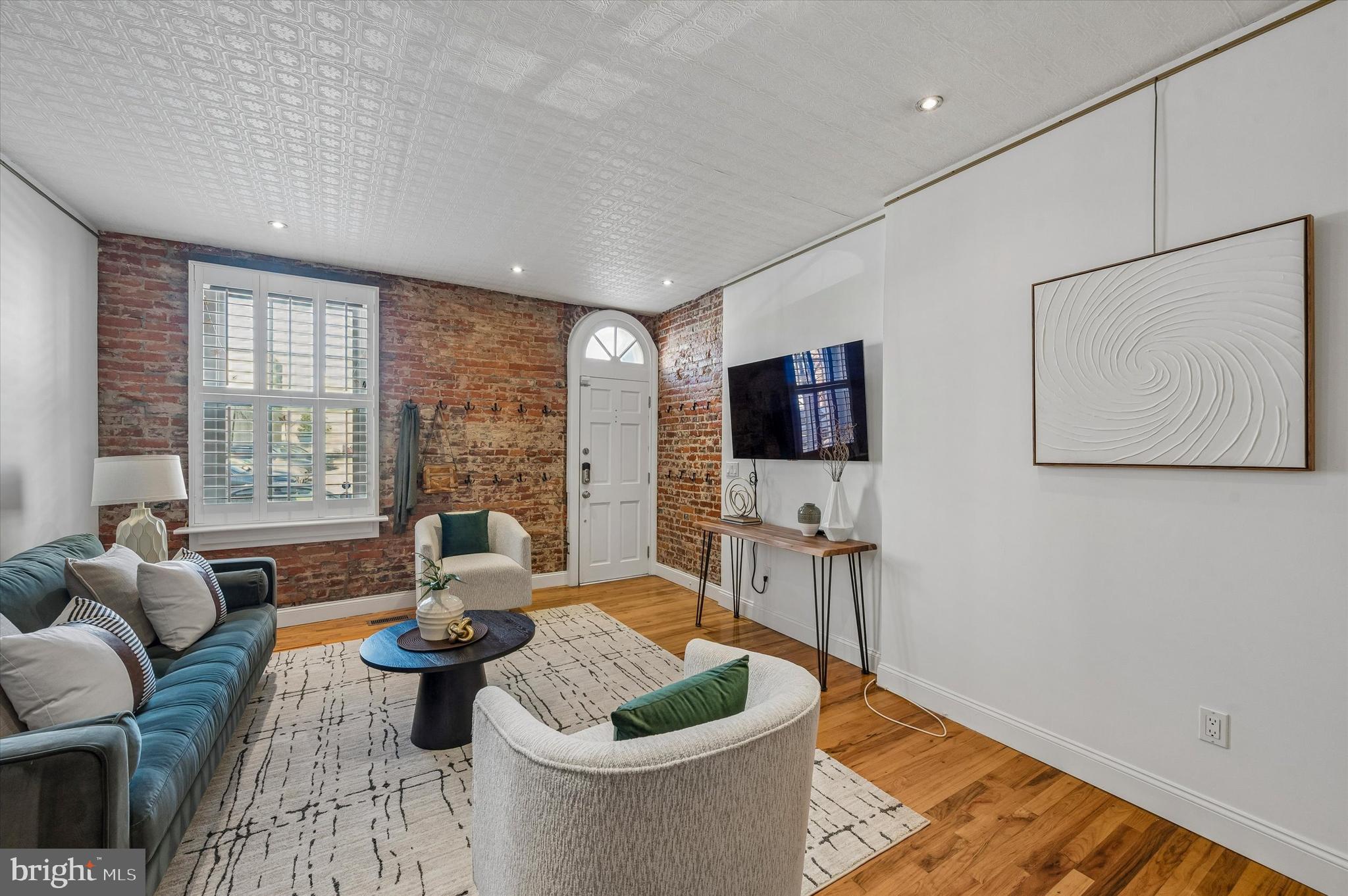 QUEEN VILLAGE - Residential