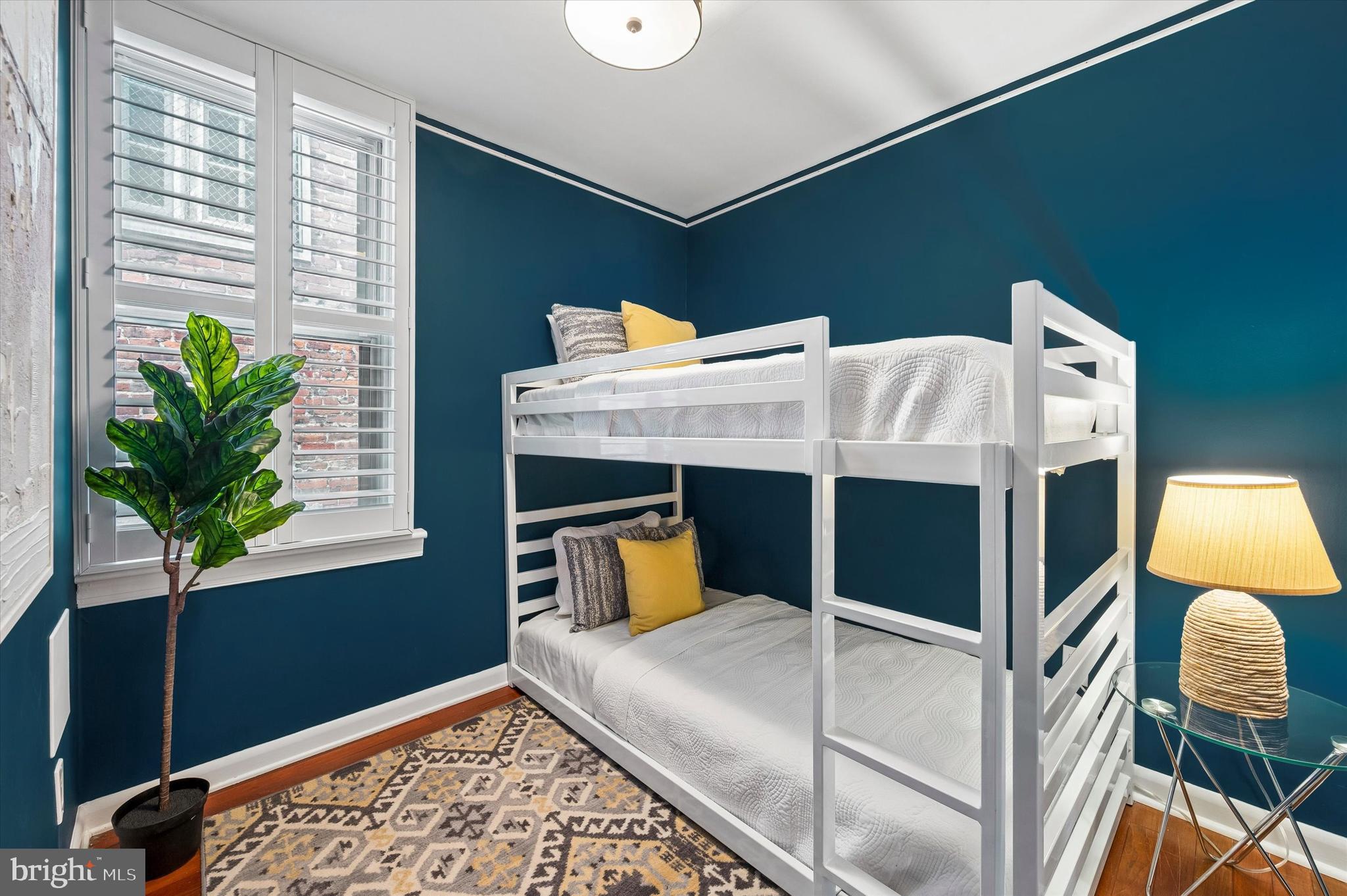 QUEEN VILLAGE - Residential