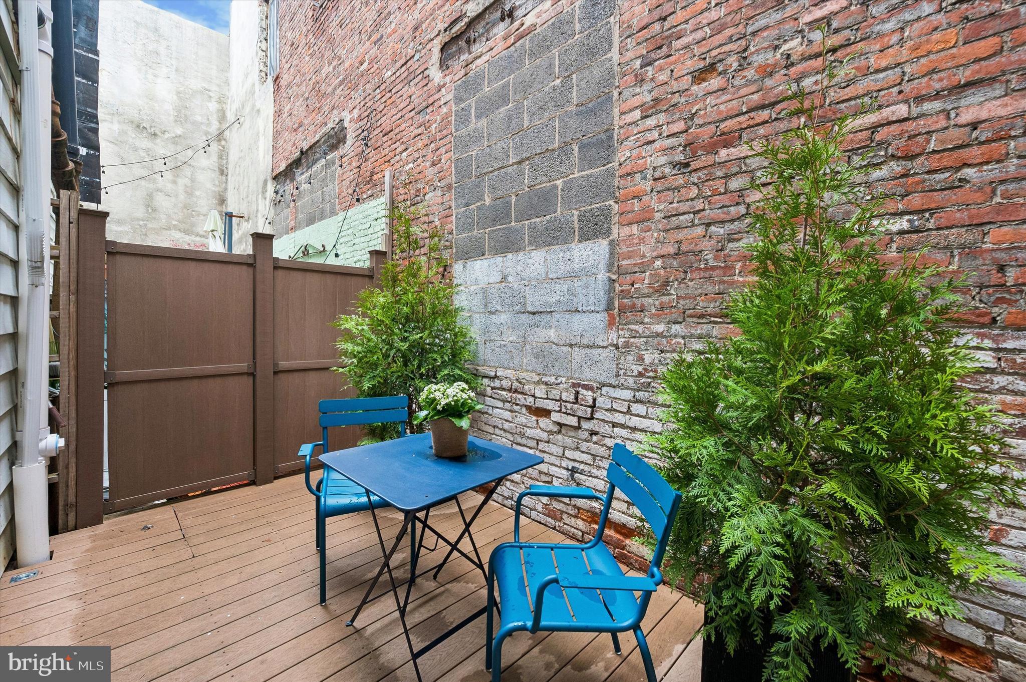 QUEEN VILLAGE - Residential