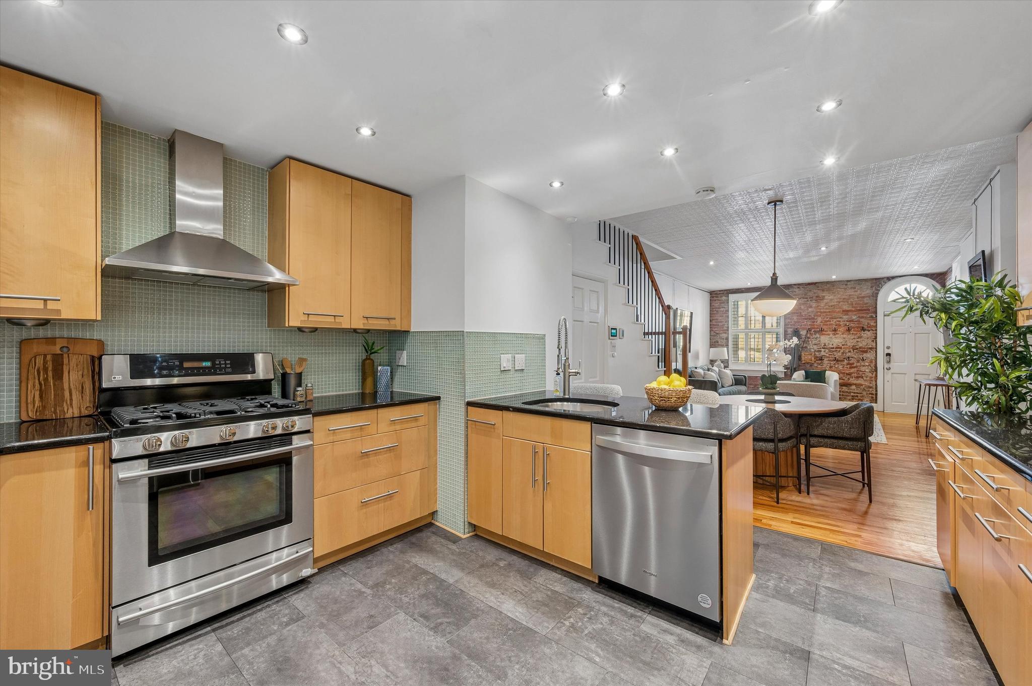 QUEEN VILLAGE - Residential