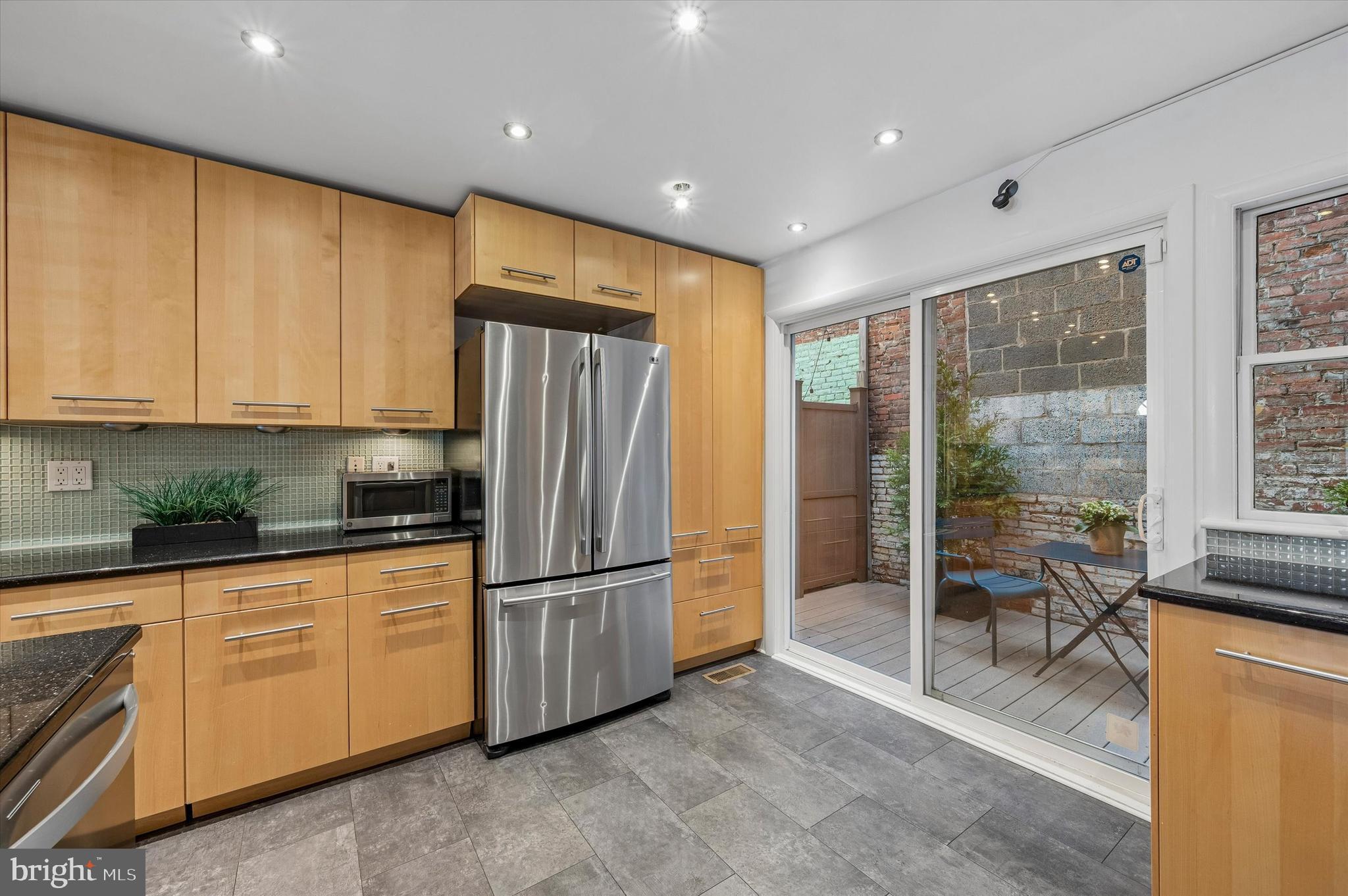 QUEEN VILLAGE - Residential