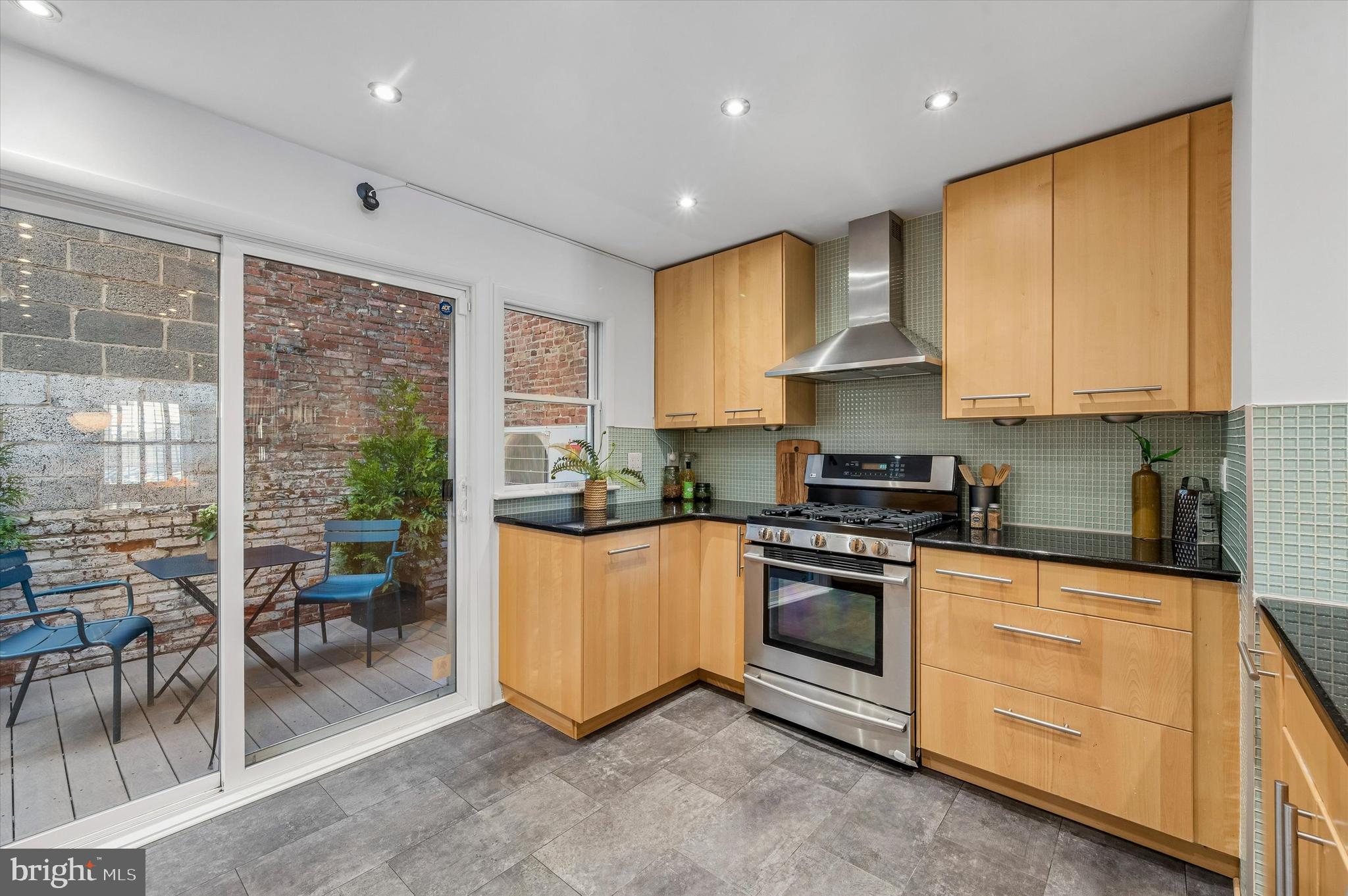 QUEEN VILLAGE - Residential