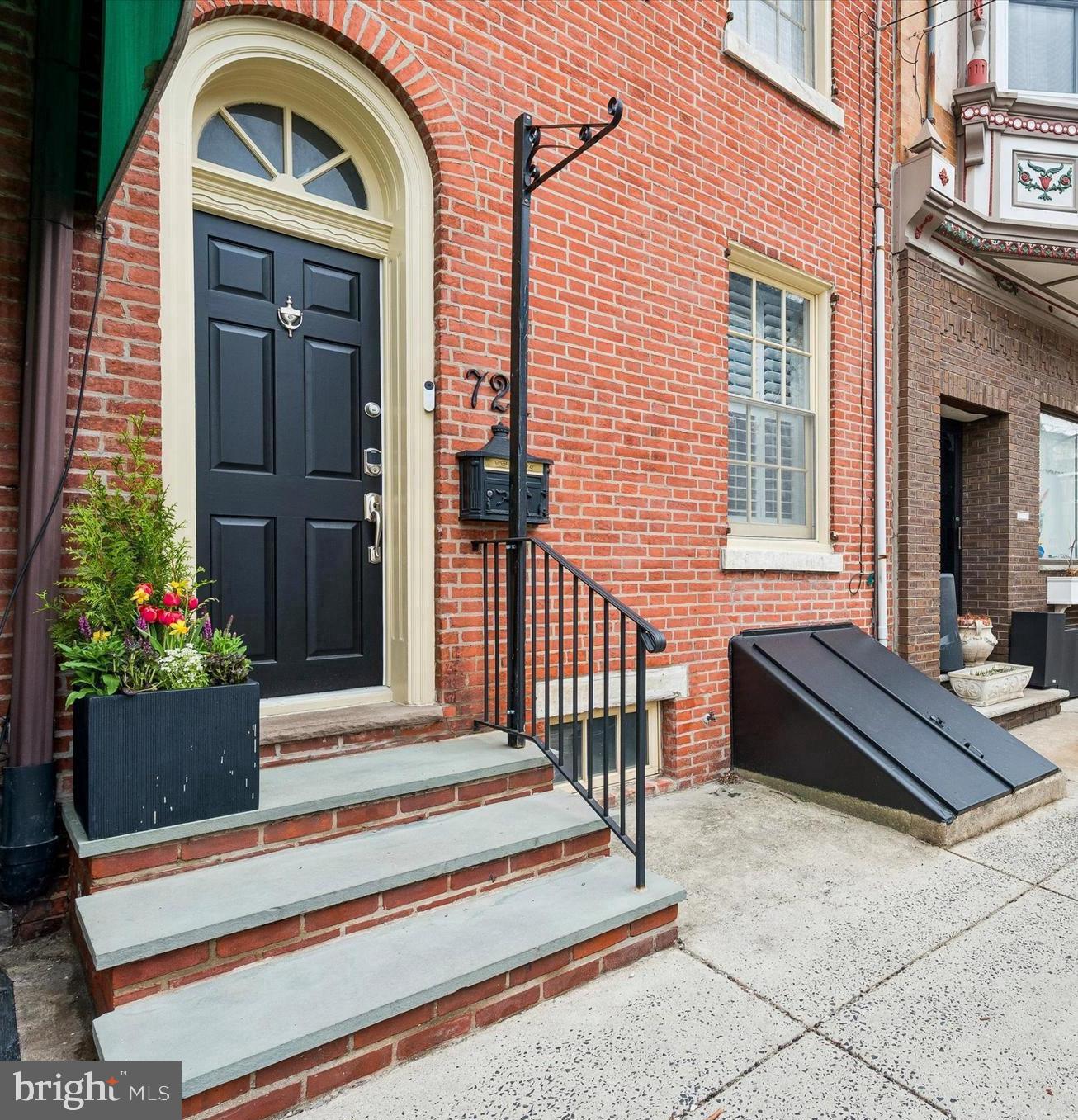 QUEEN VILLAGE - Residential