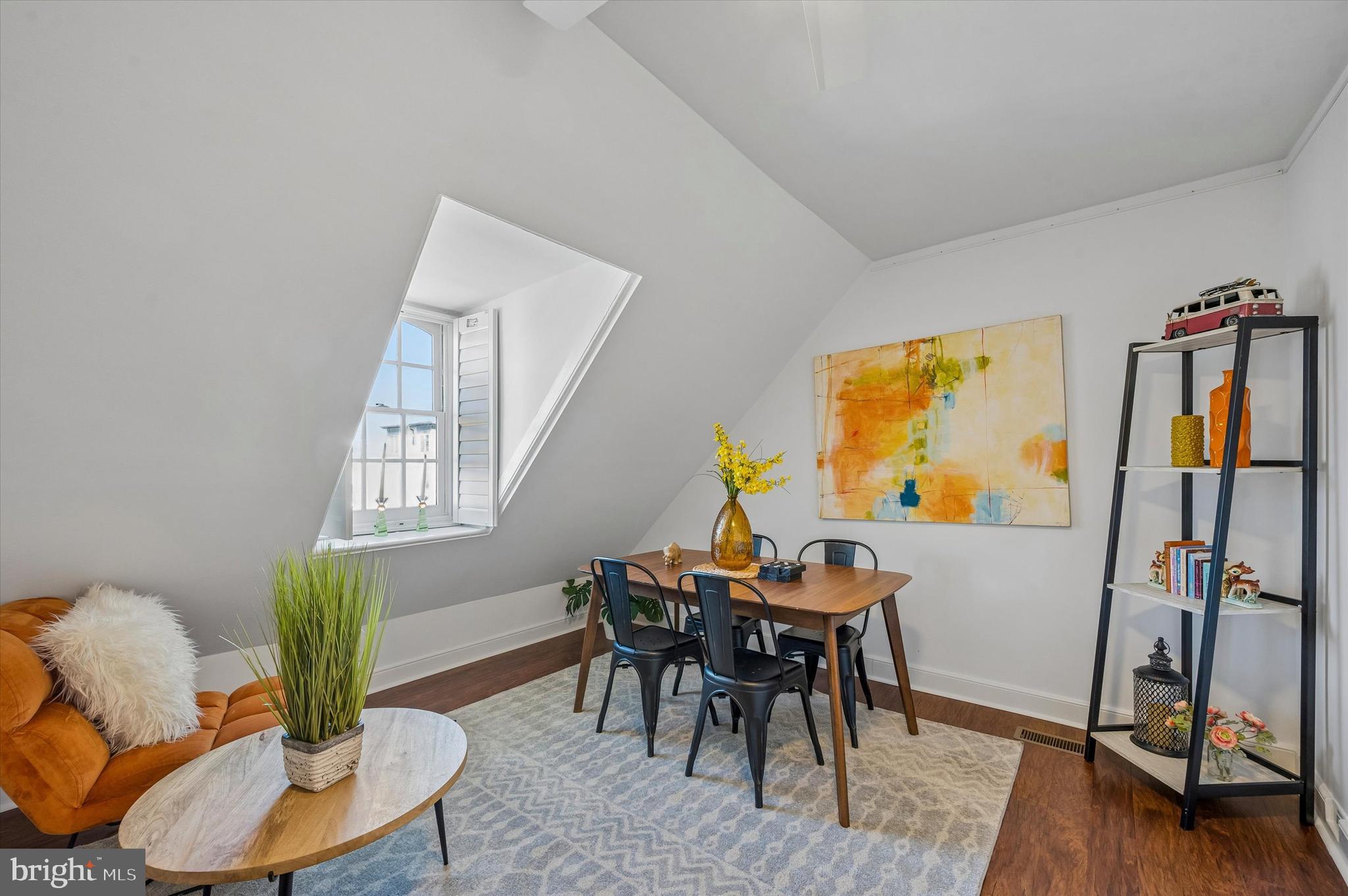 QUEEN VILLAGE - Residential