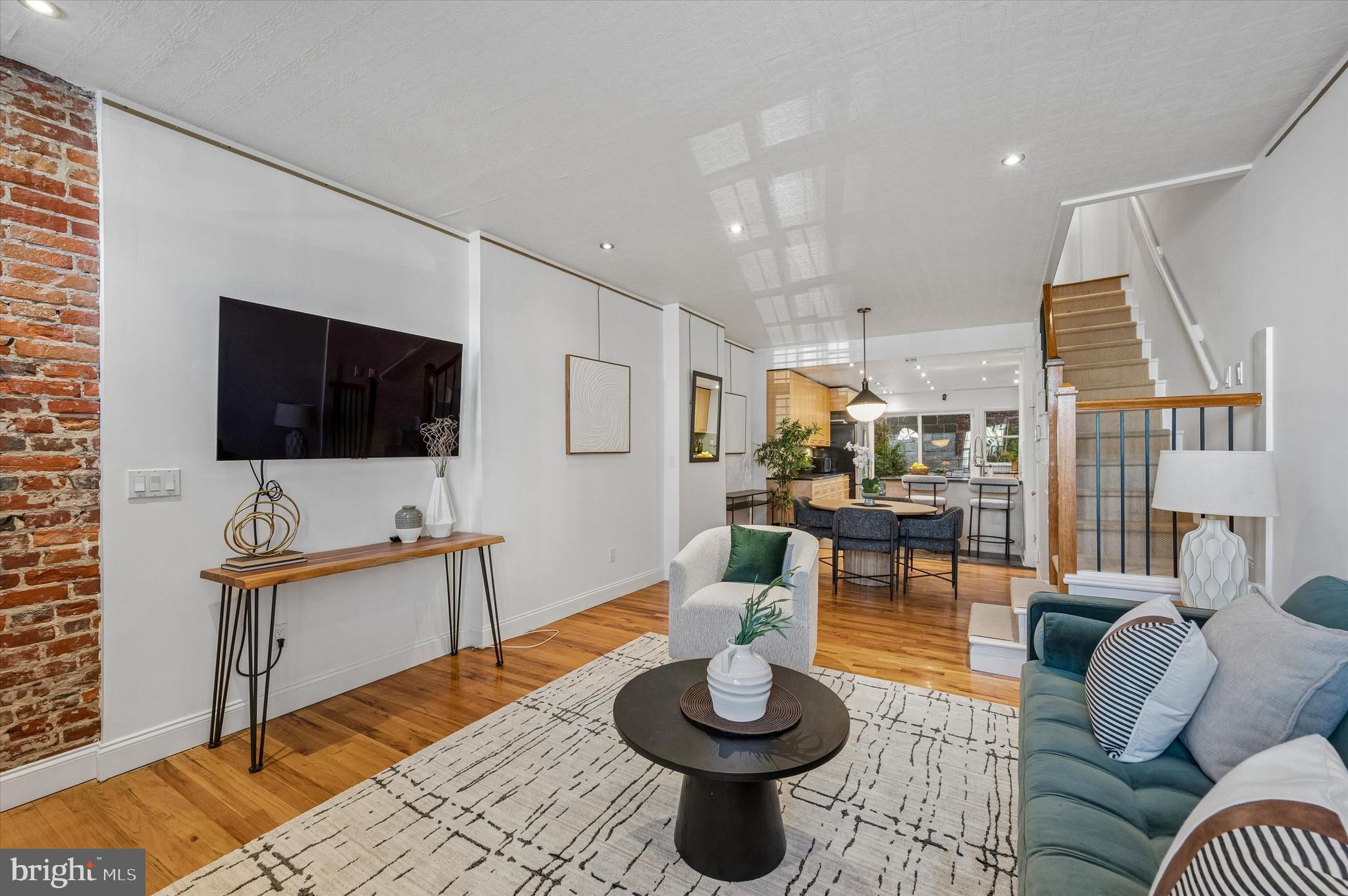 QUEEN VILLAGE - Residential