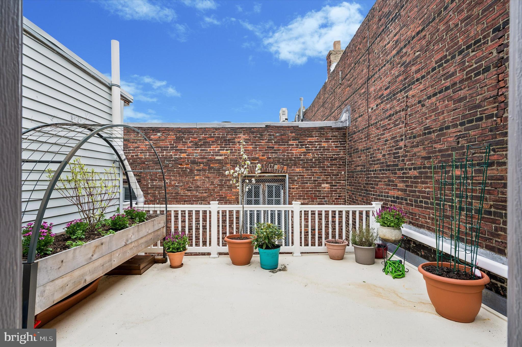 QUEEN VILLAGE - Residential