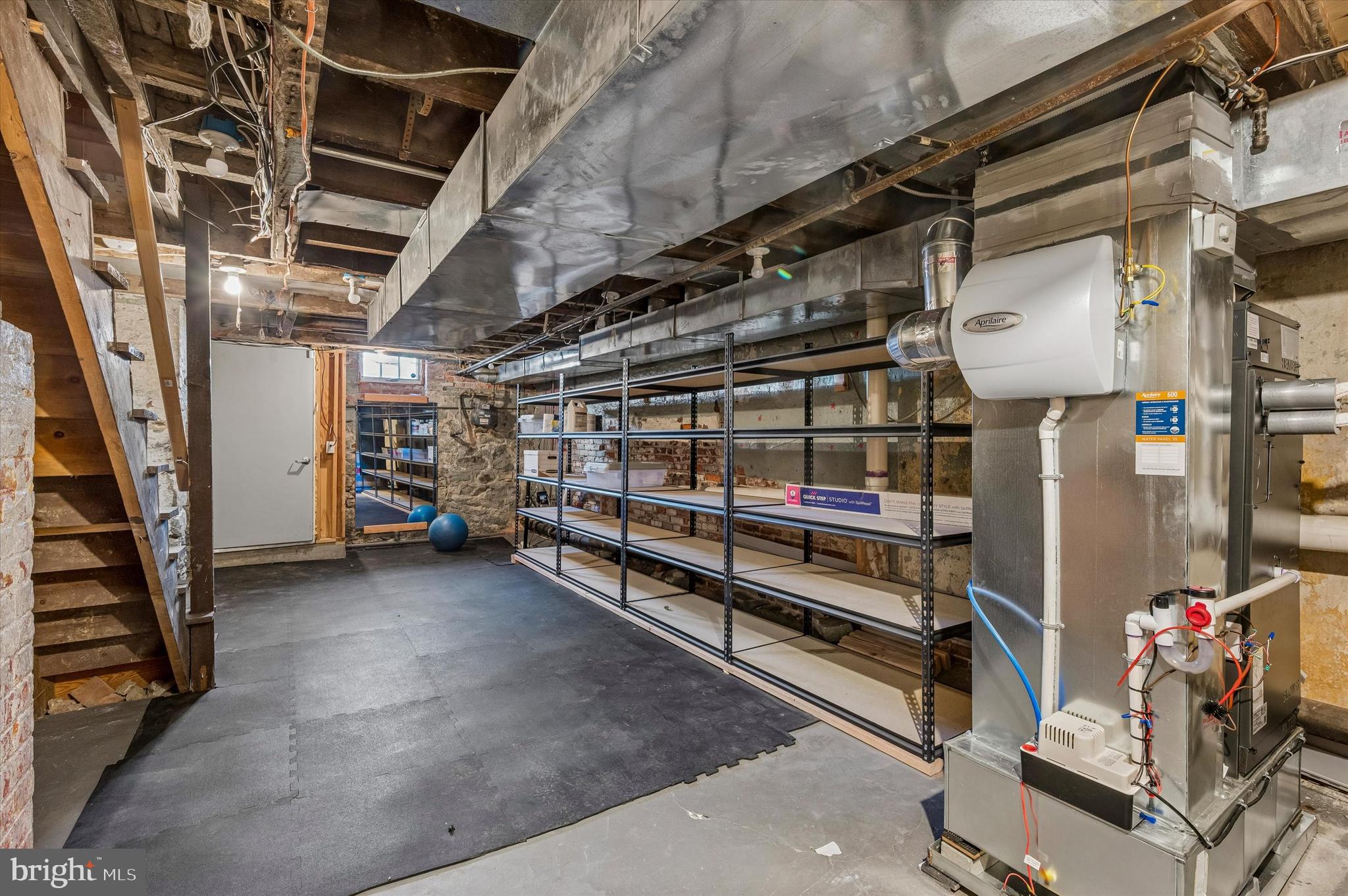 QUEEN VILLAGE - Residential