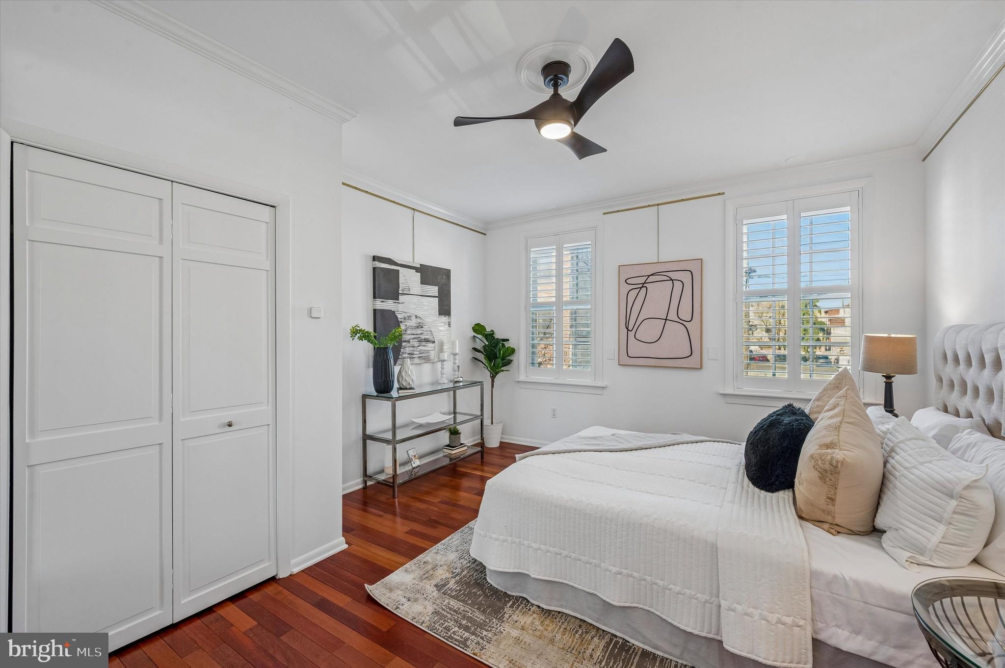 QUEEN VILLAGE - Residential