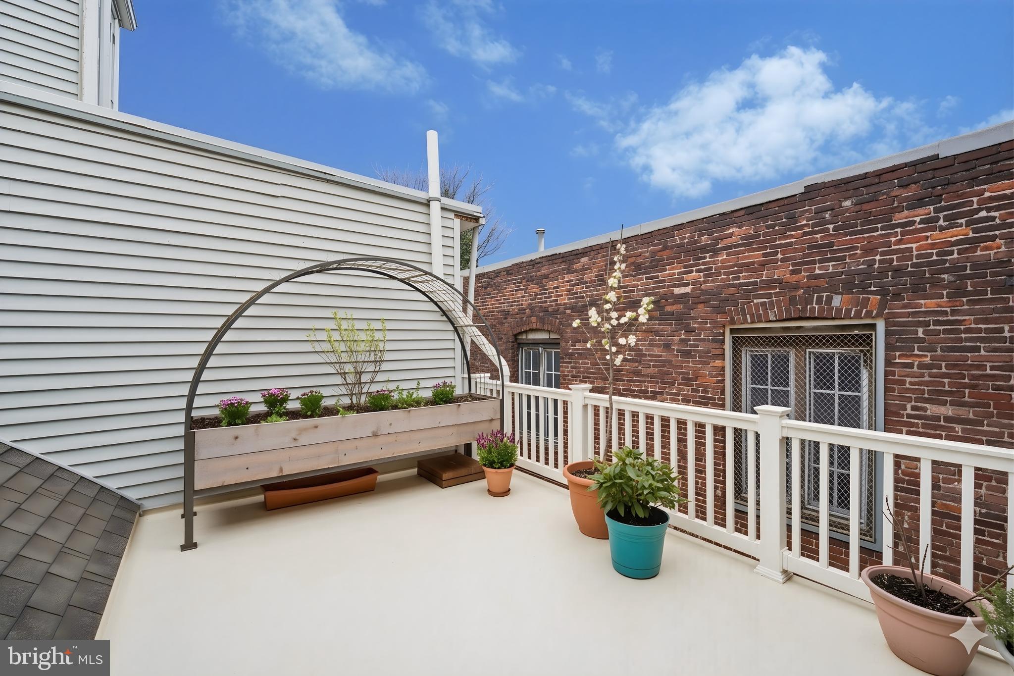 QUEEN VILLAGE - Residential