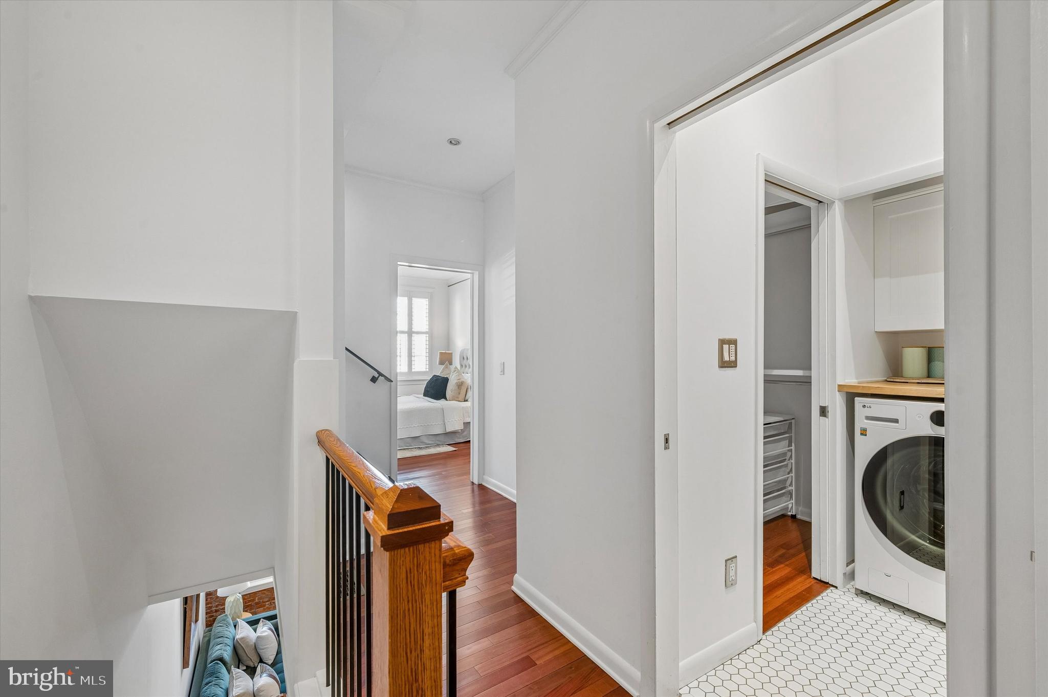 QUEEN VILLAGE - Residential