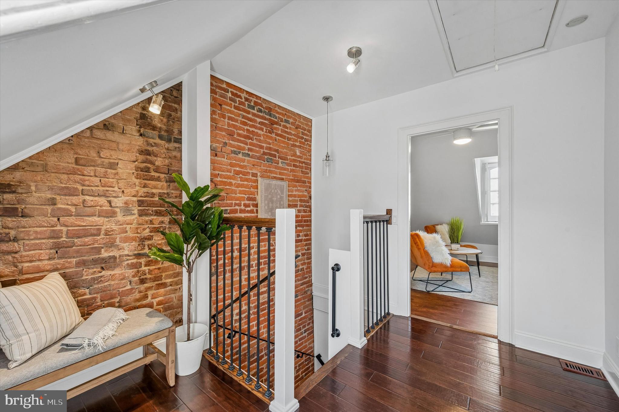 QUEEN VILLAGE - Residential