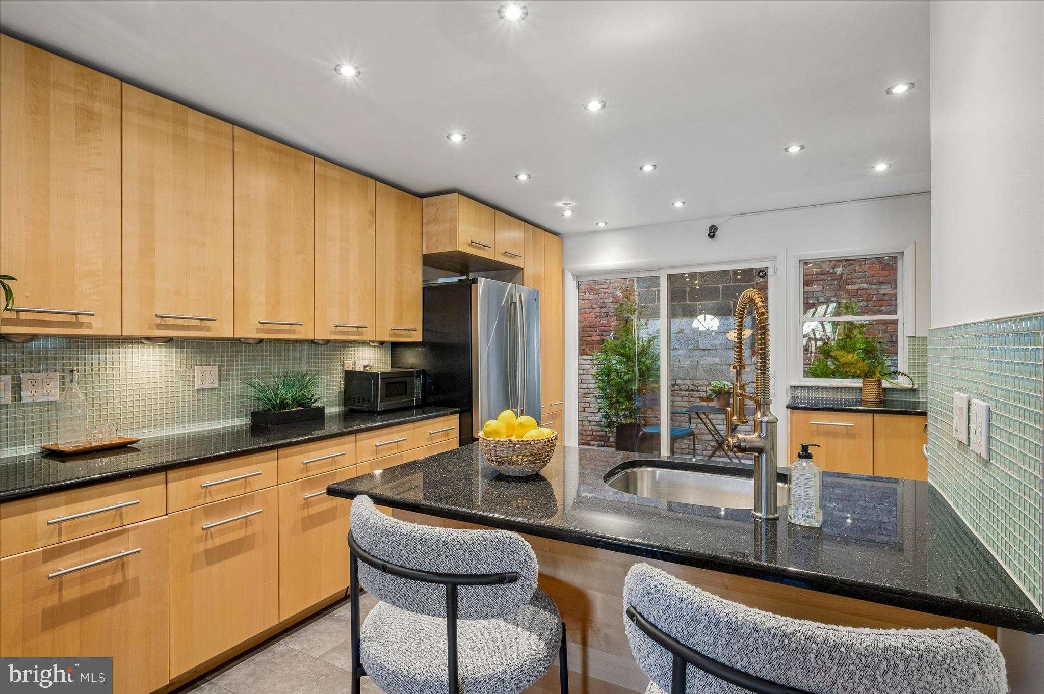 QUEEN VILLAGE - Residential