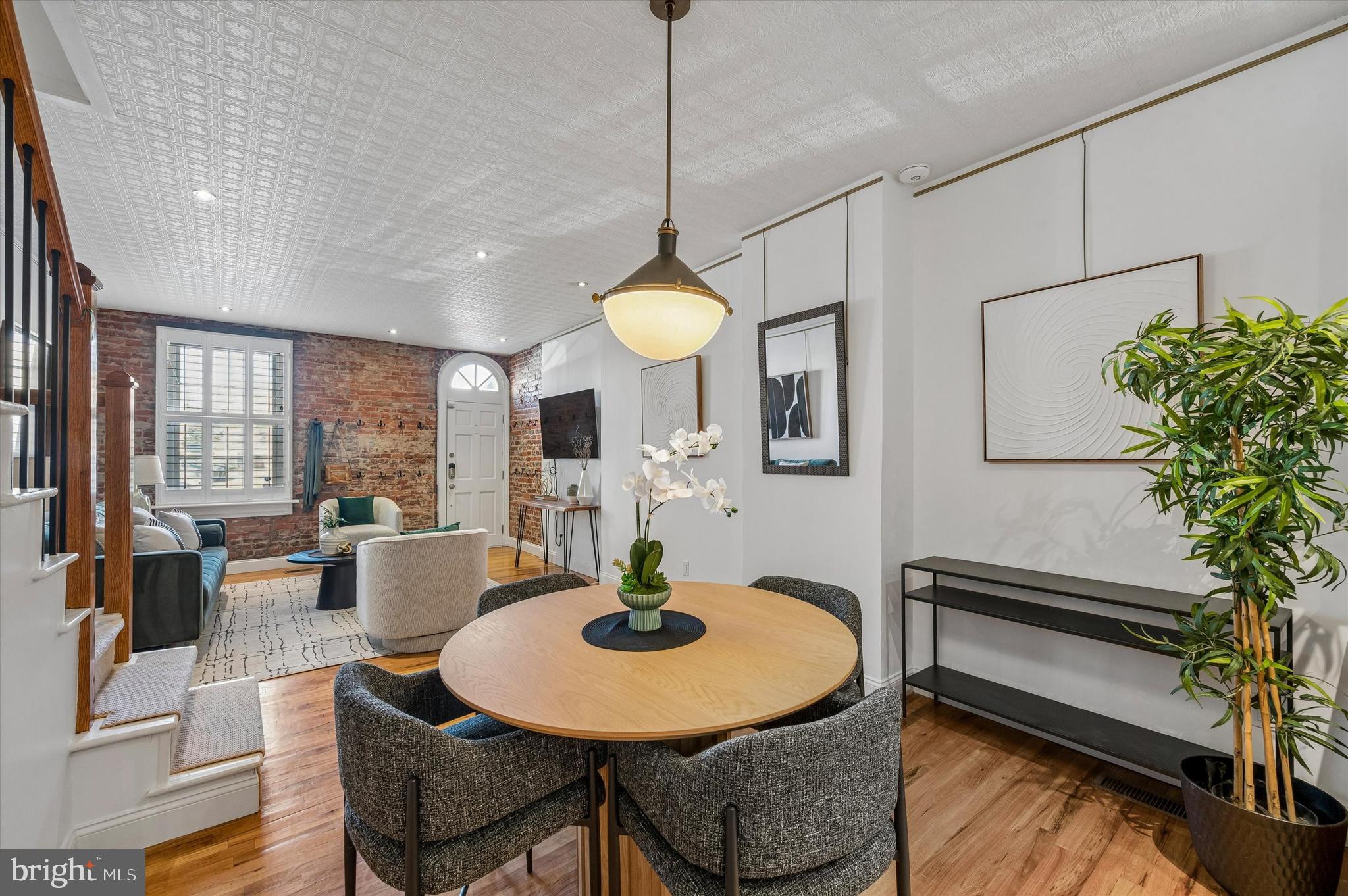 QUEEN VILLAGE - Residential