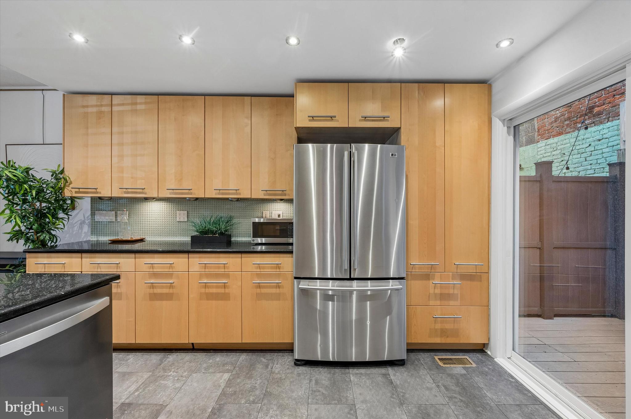 QUEEN VILLAGE - Residential