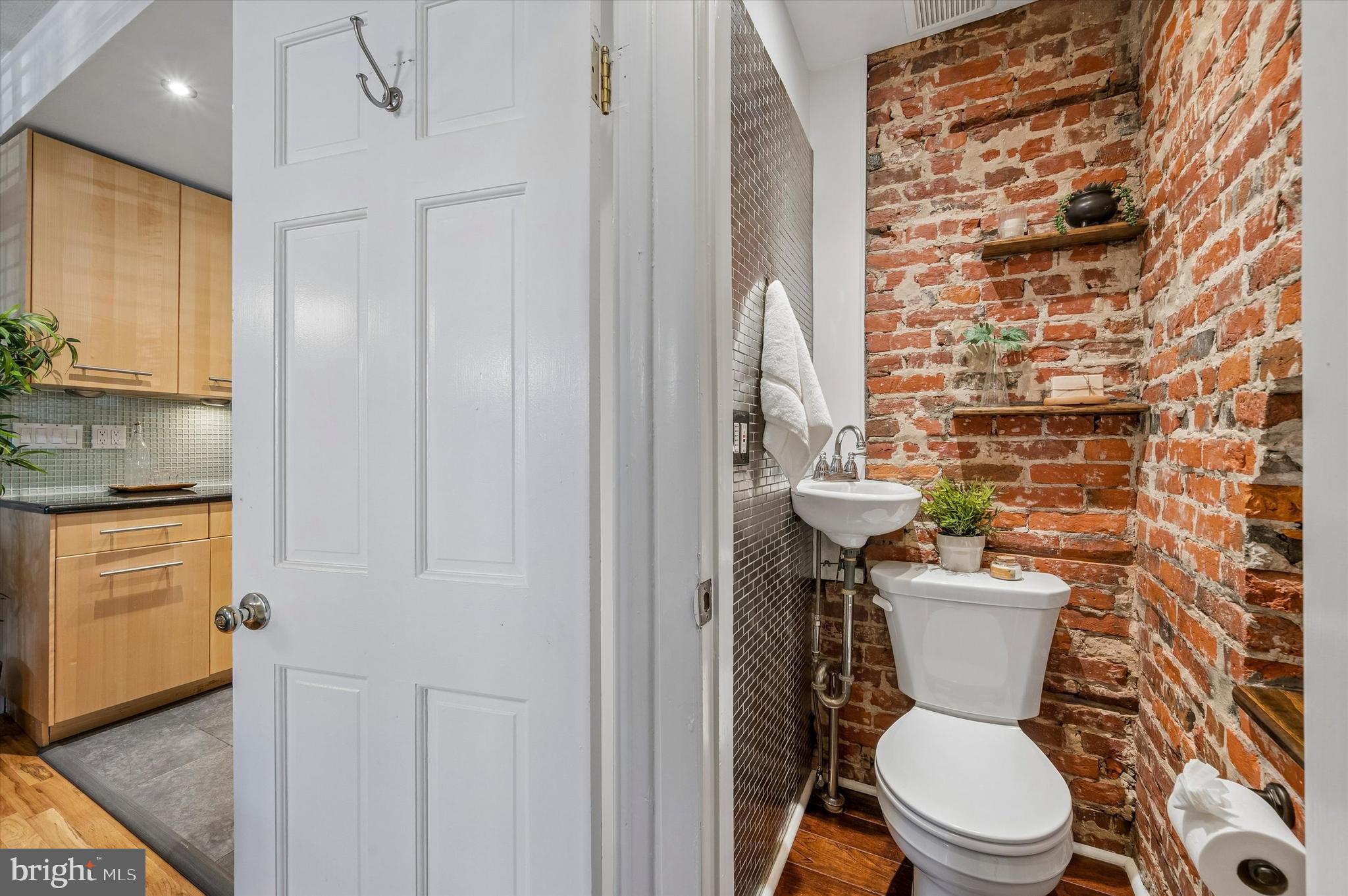 QUEEN VILLAGE - Residential