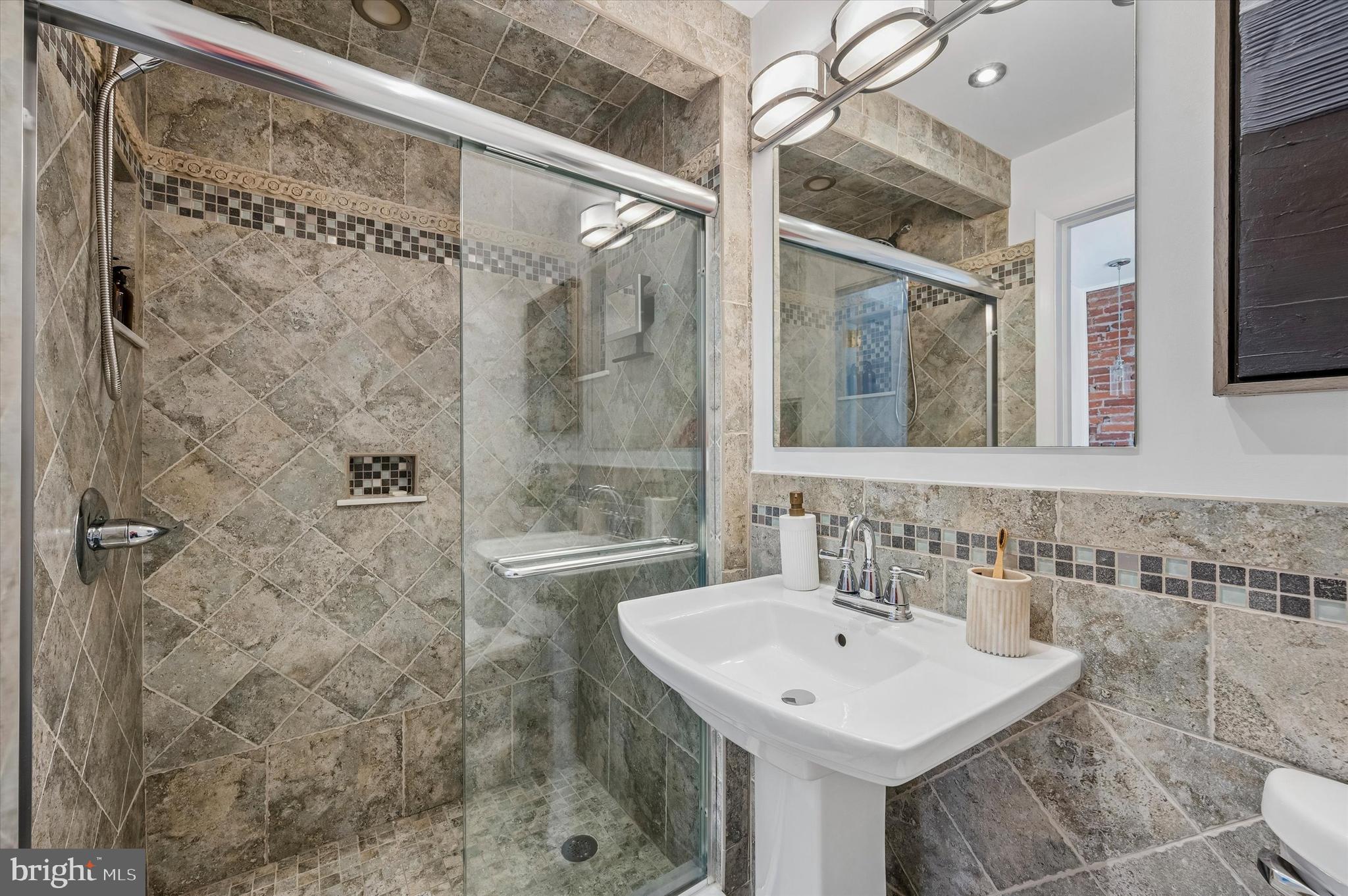 QUEEN VILLAGE - Residential