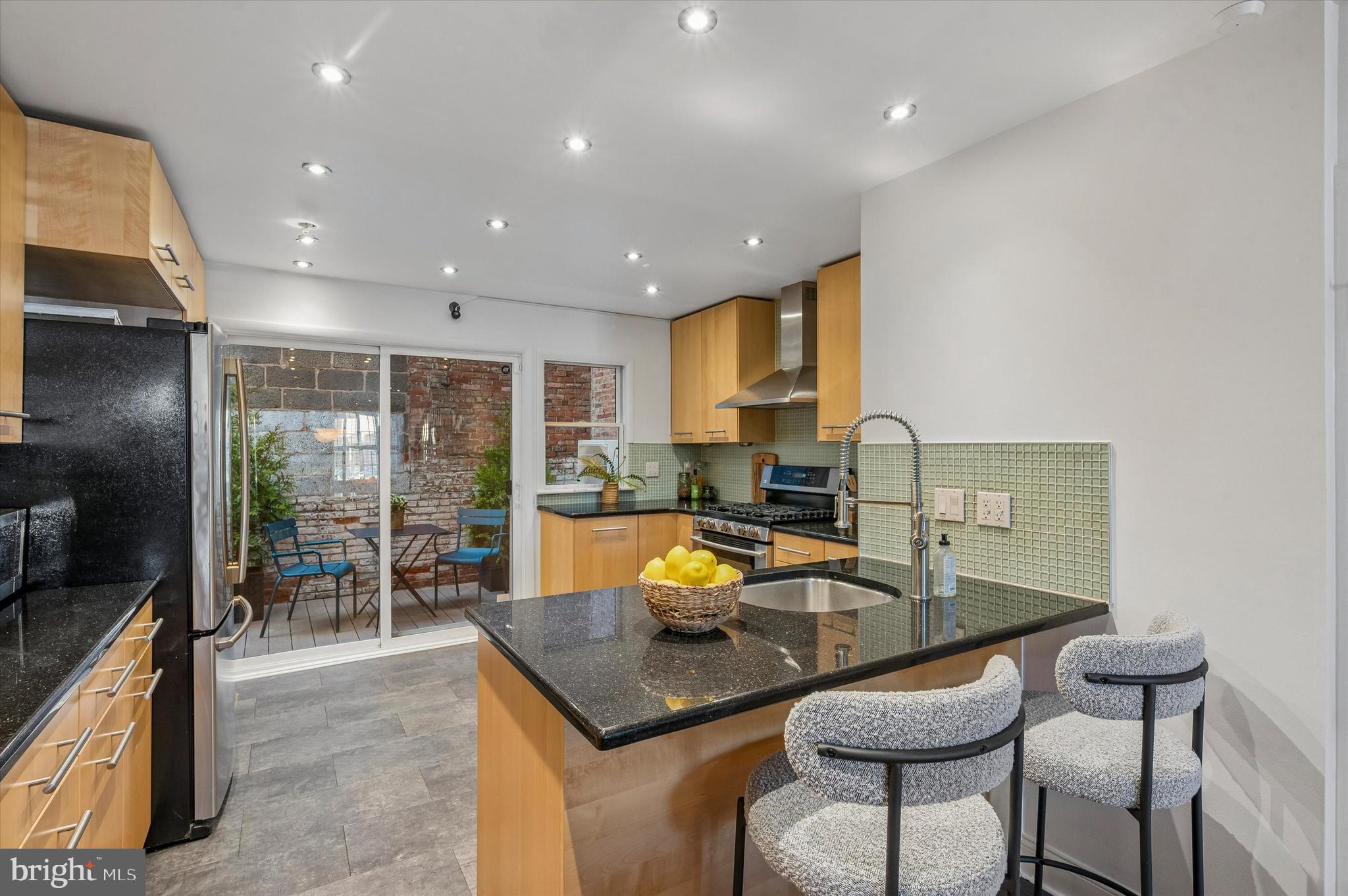 QUEEN VILLAGE - Residential