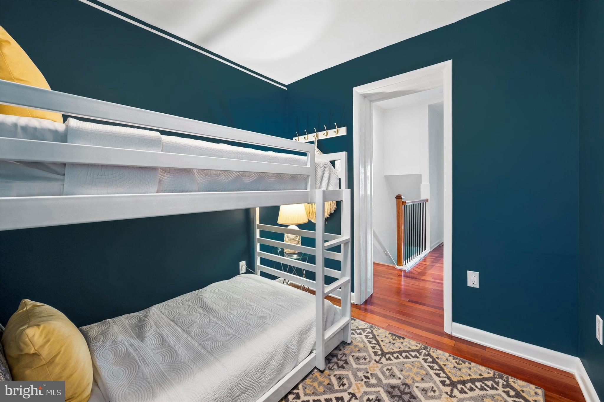 QUEEN VILLAGE - Residential