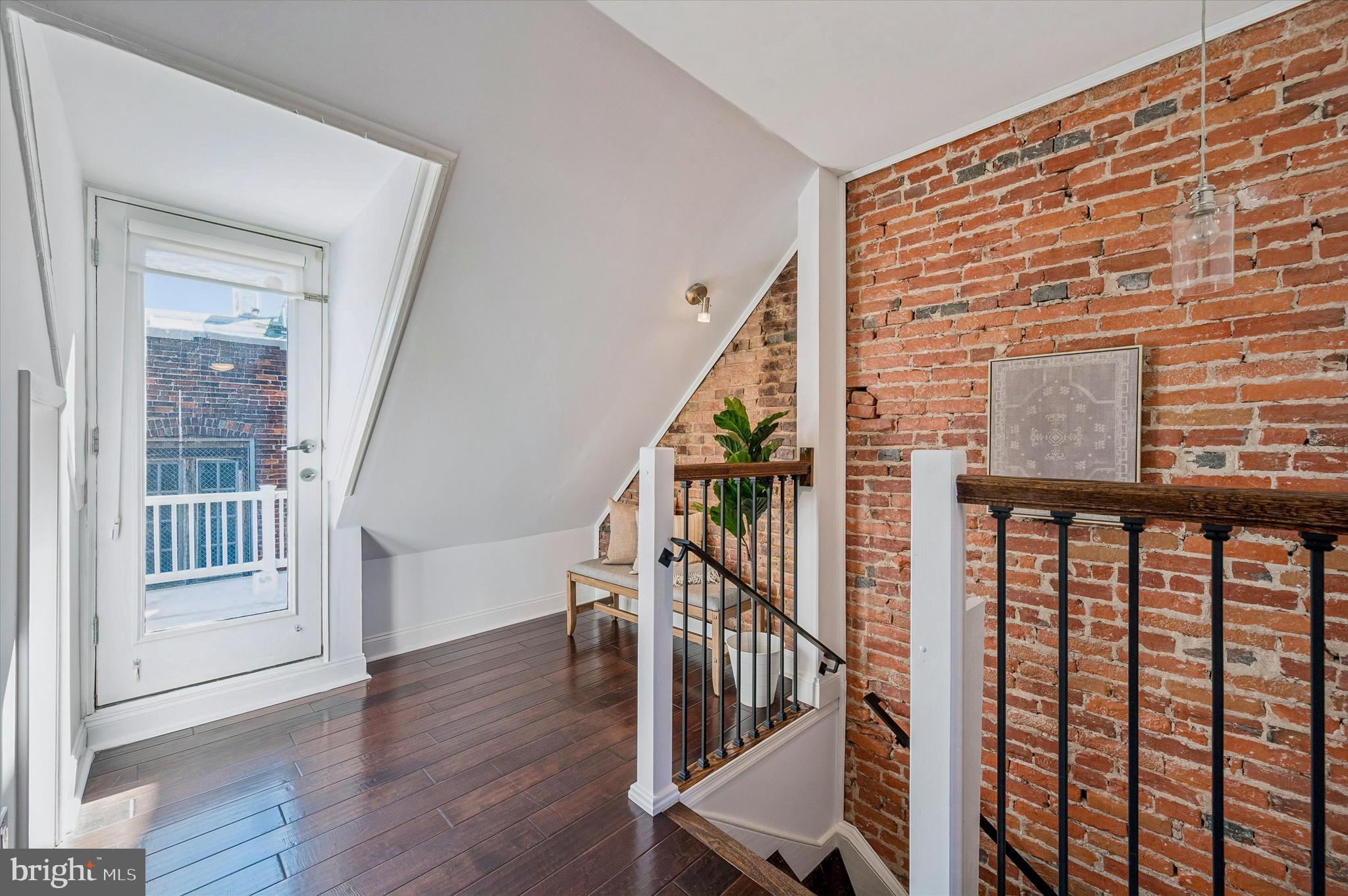 QUEEN VILLAGE - Residential