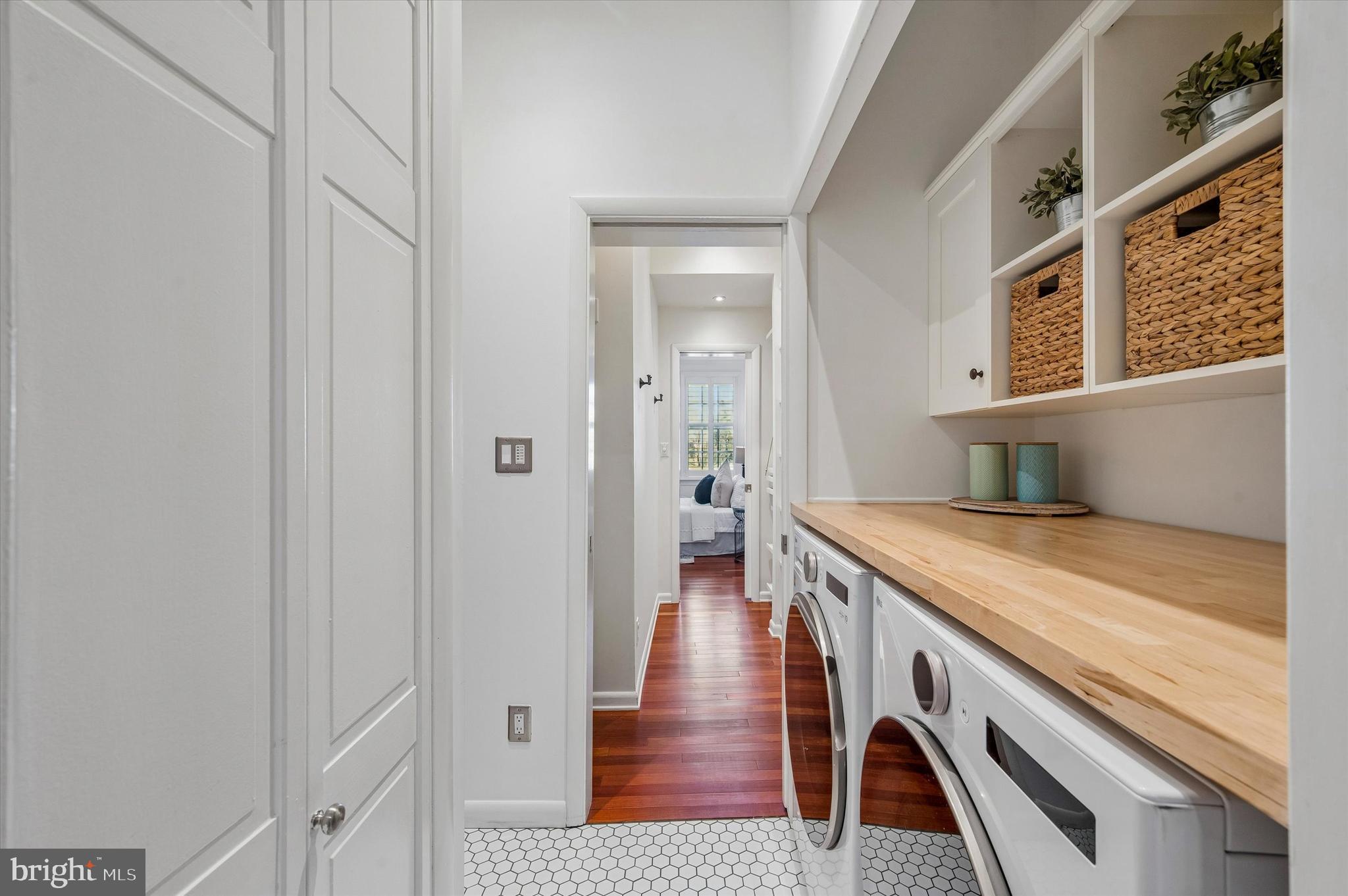 QUEEN VILLAGE - Residential