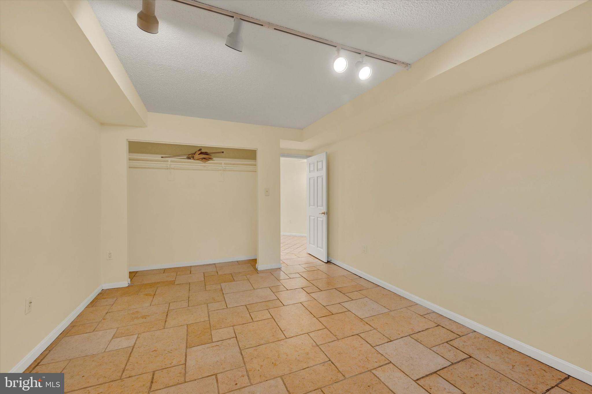 ROLAND PARK - Residential