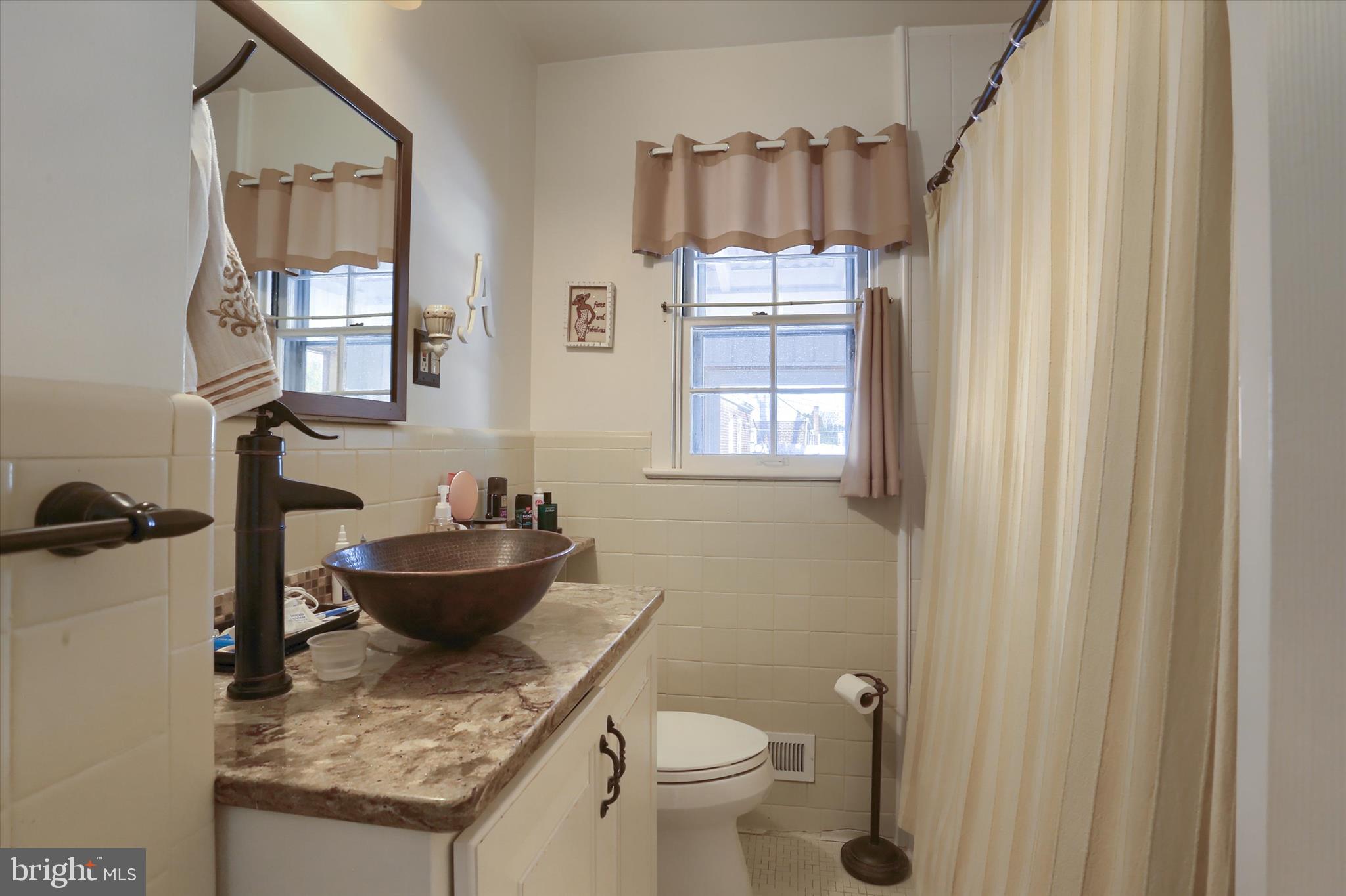 COUNTRY CLUB MANOR - Residential