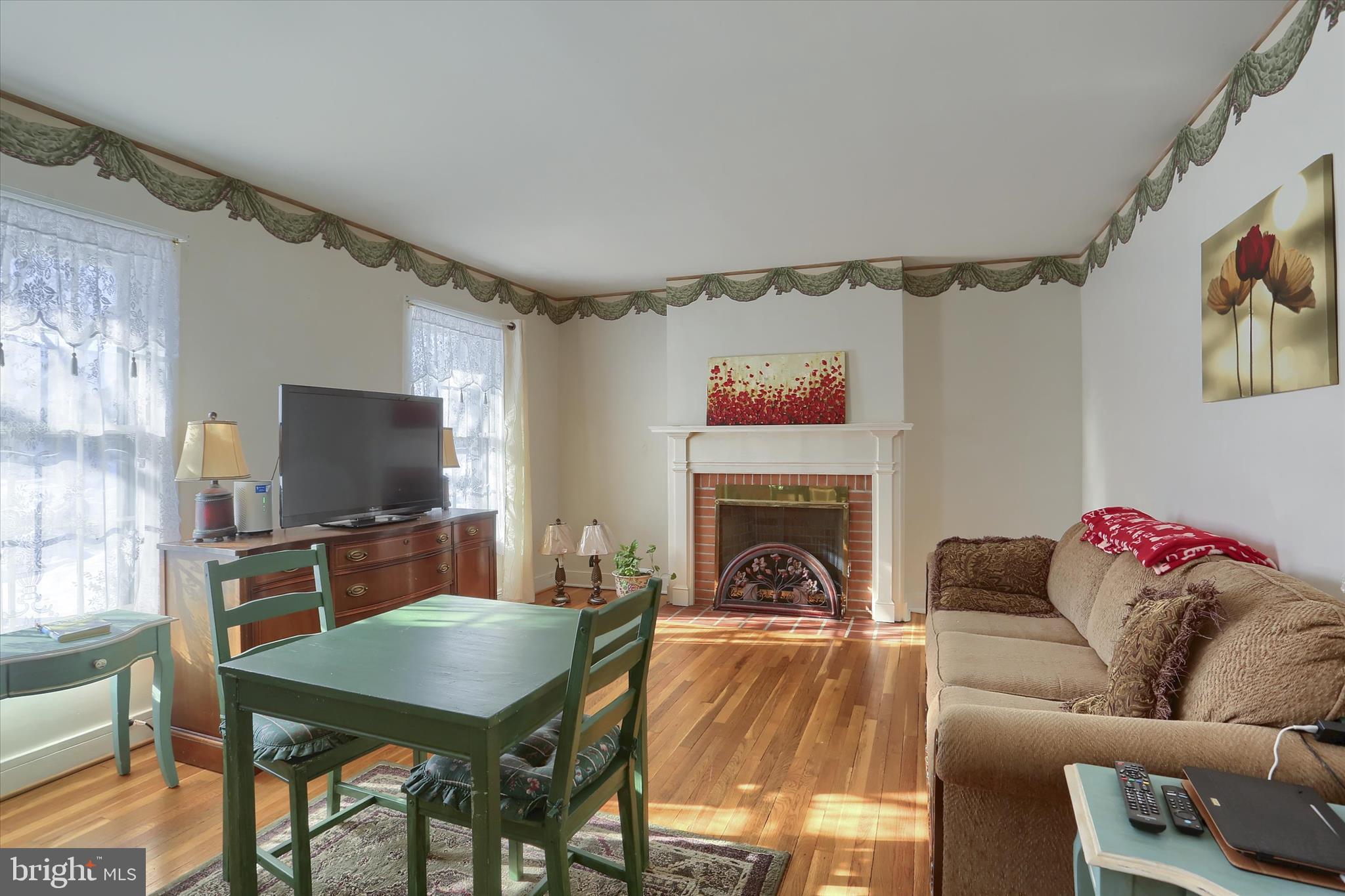 COUNTRY CLUB MANOR - Residential