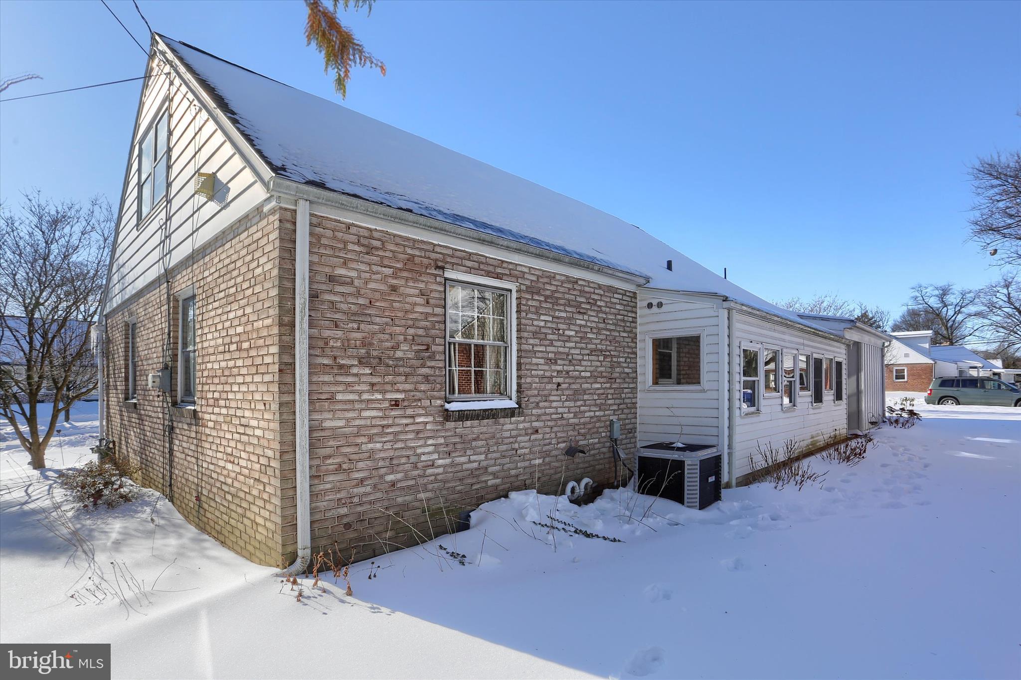 COUNTRY CLUB MANOR - Residential