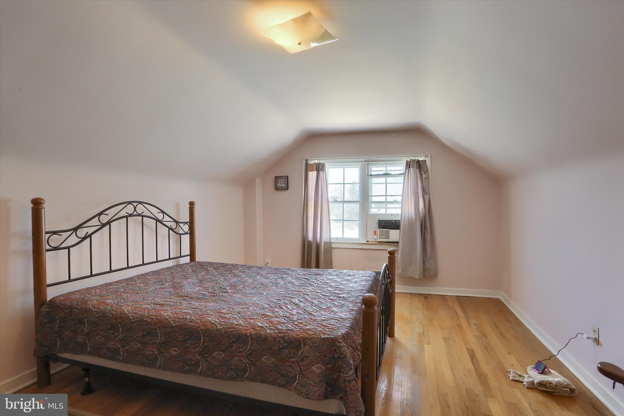 COUNTRY CLUB MANOR - Residential