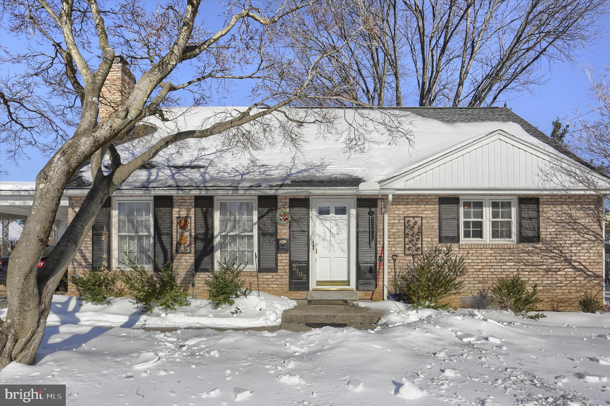 COUNTRY CLUB MANOR - Residential