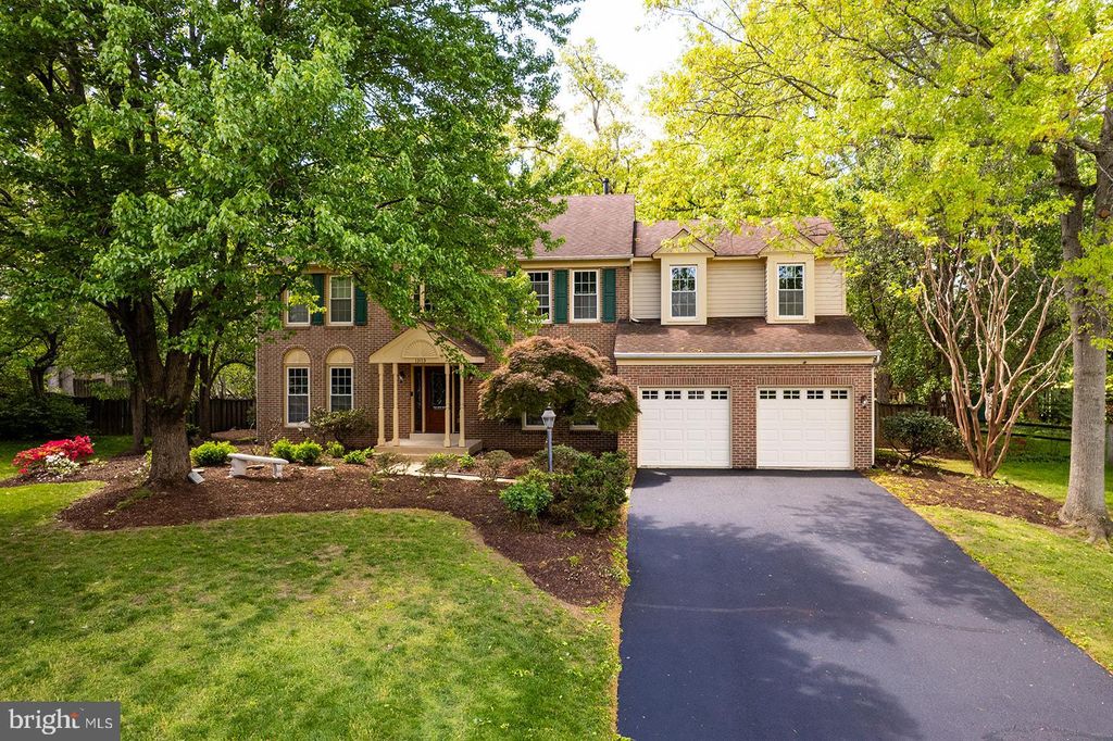 Photo of 13113 Willow Edge Court, CLIFTON, VA 20124 (MLS # VAFX2304804)