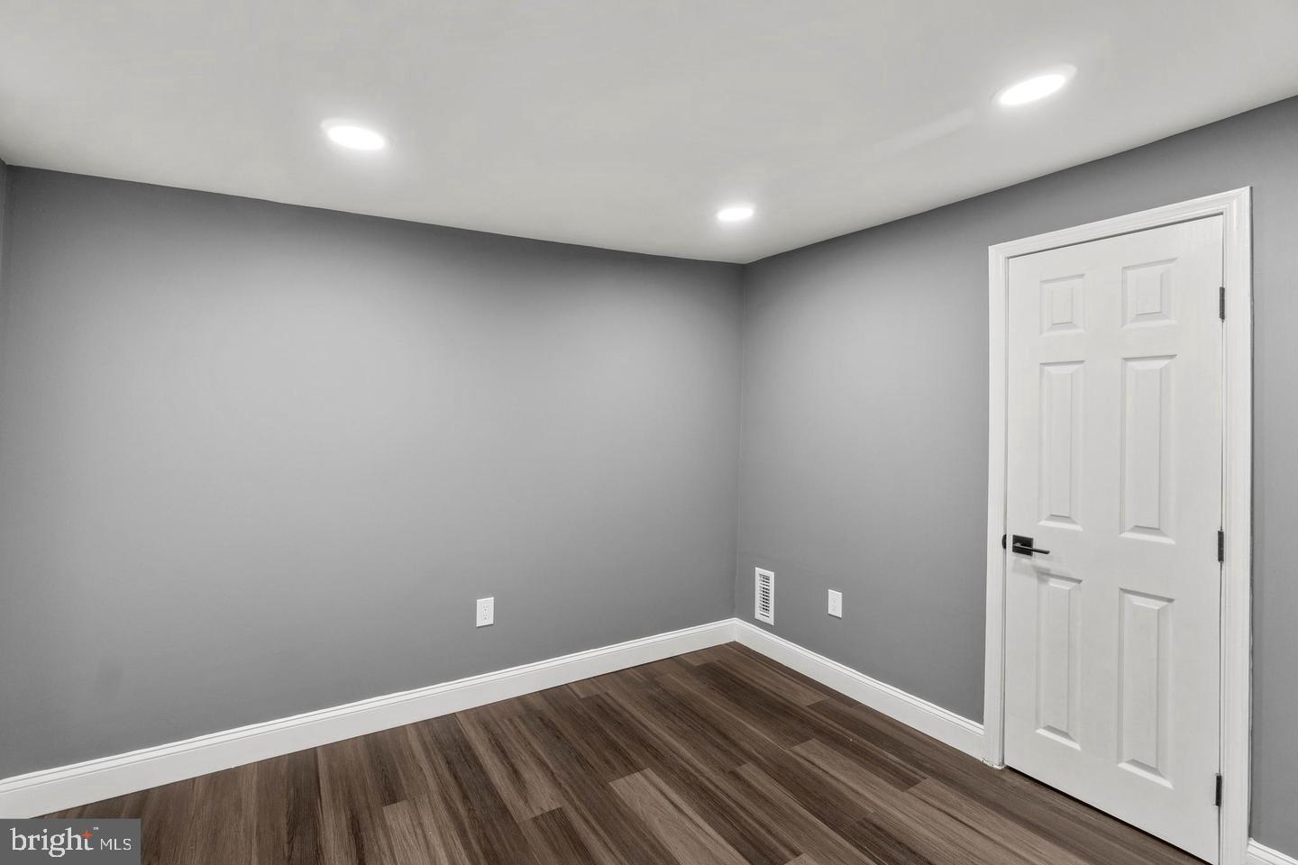 RIVERSIDE - Residential Lease