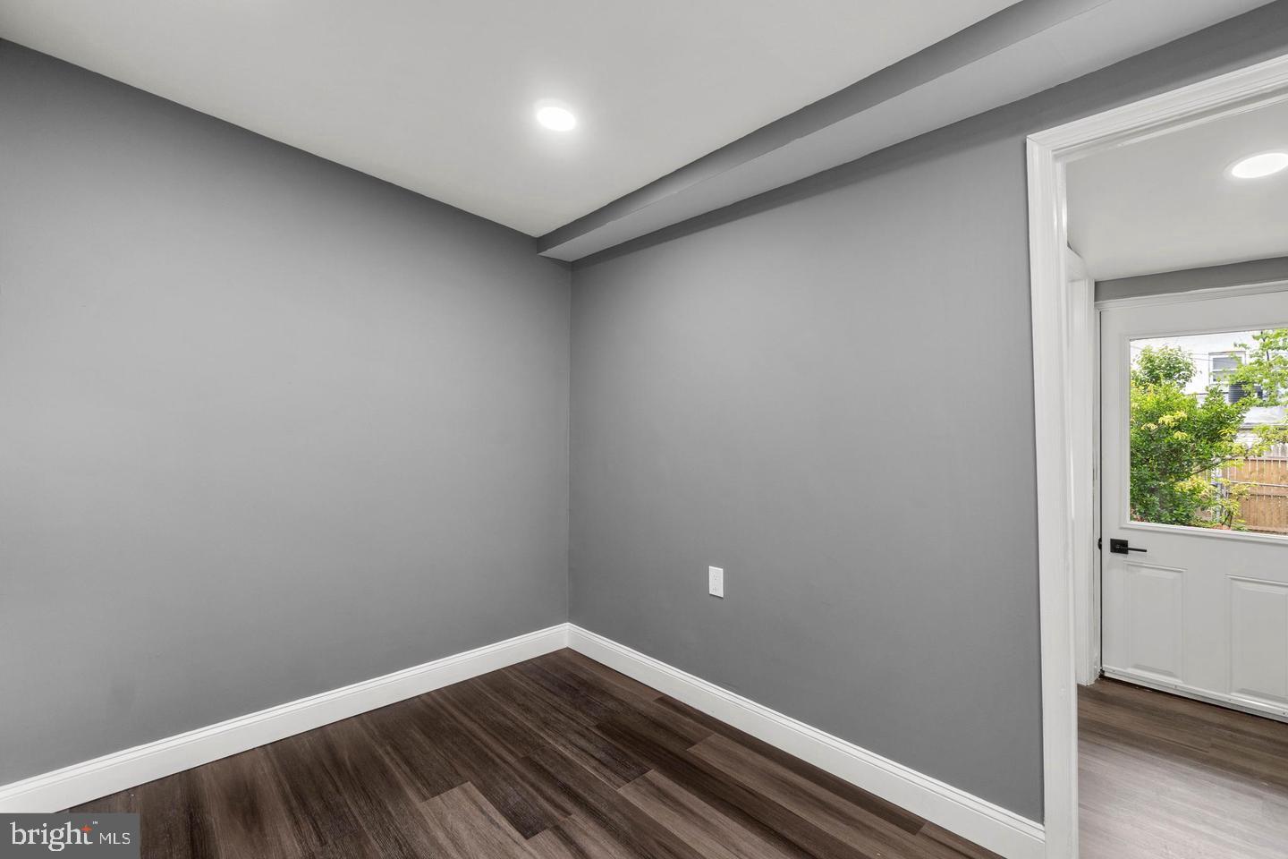 RIVERSIDE - Residential Lease