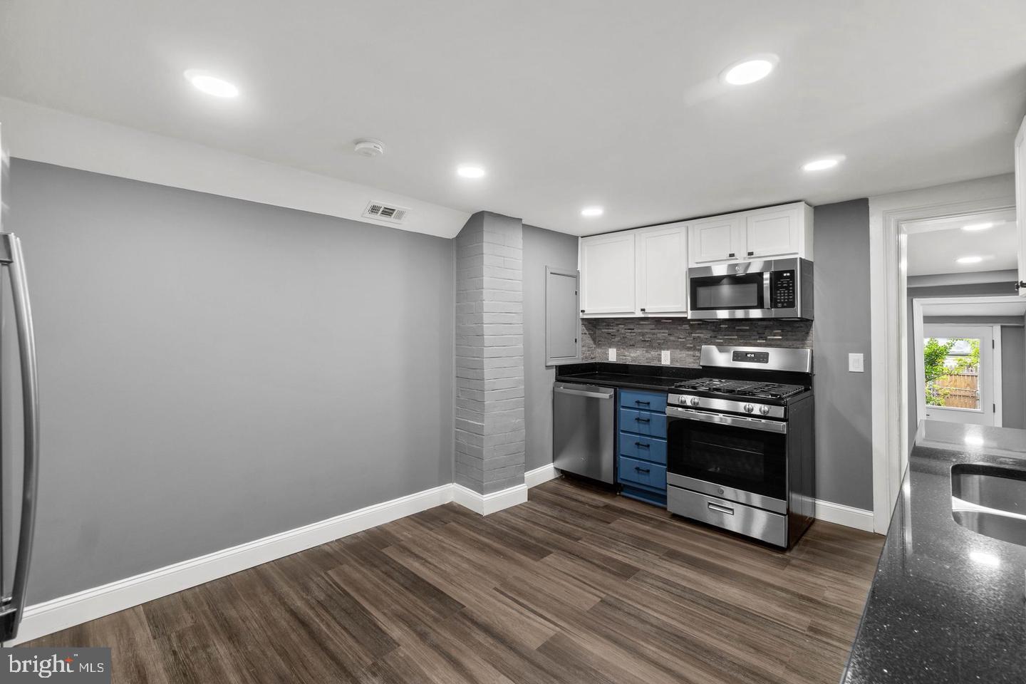 RIVERSIDE - Residential Lease