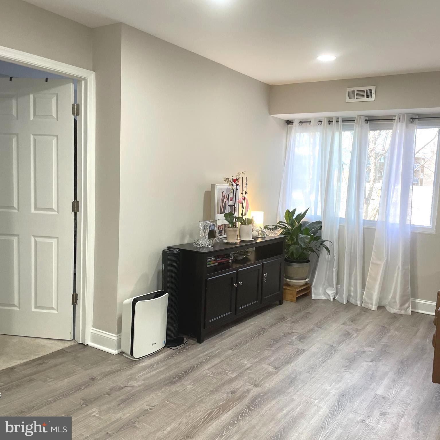 YORKTOWNE SQUARE - Residential