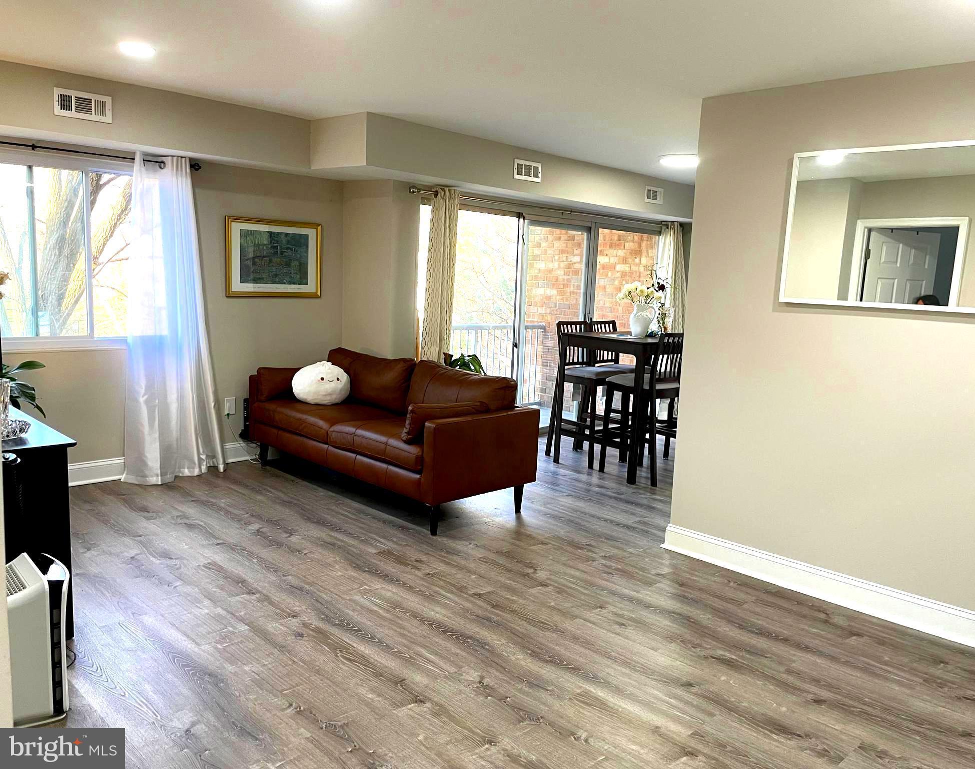 YORKTOWNE SQUARE - Residential